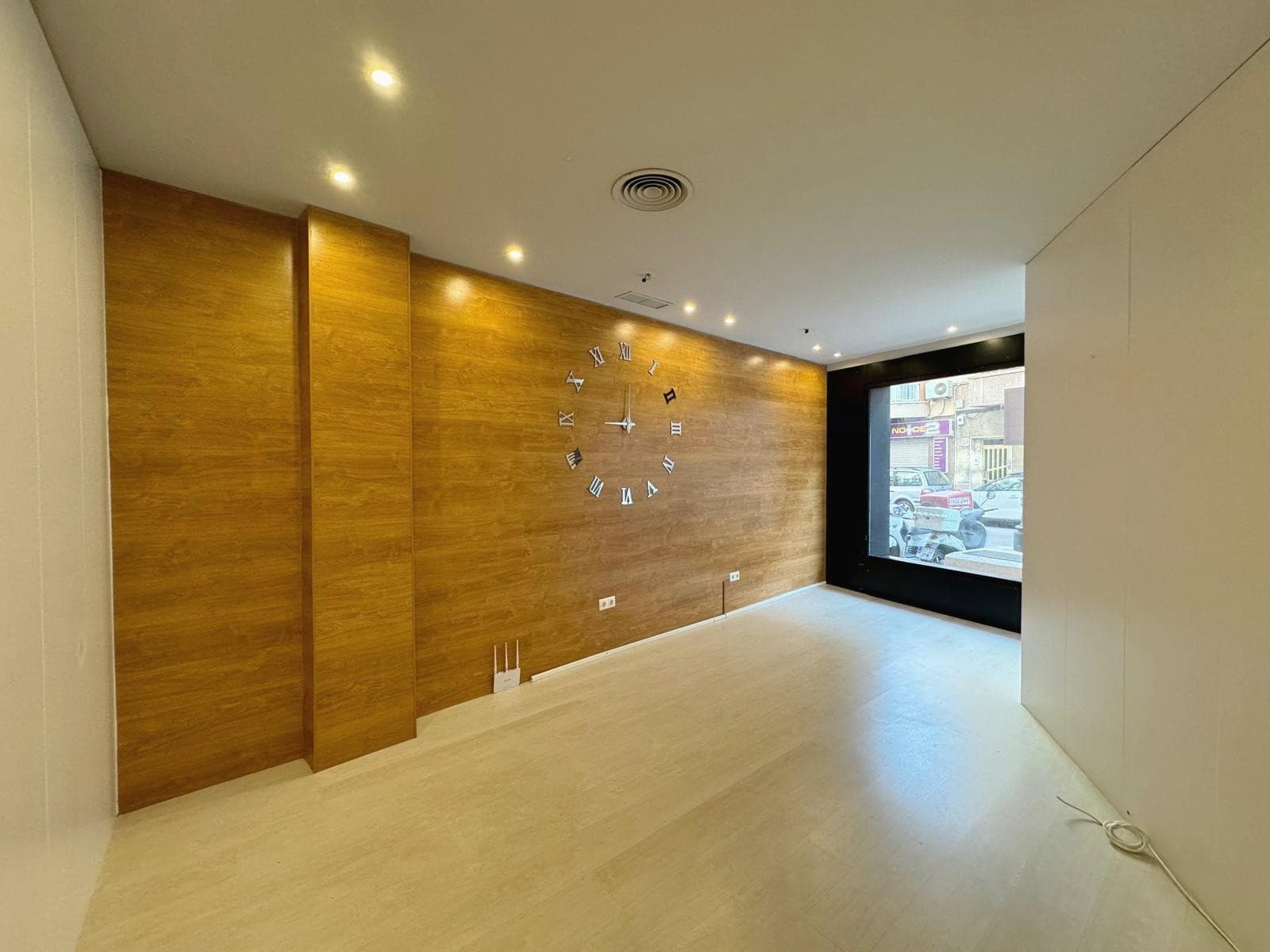 A commercial property in excellent condition with high-quality finishes is available for sale. Located on one of the main streets of Guardamar del Segura, it is situated in an area with high foot traffic and constant activity.Previously, it was rented by a real estate agency.This is an excellent investment opportunity in a strategic commercial area.