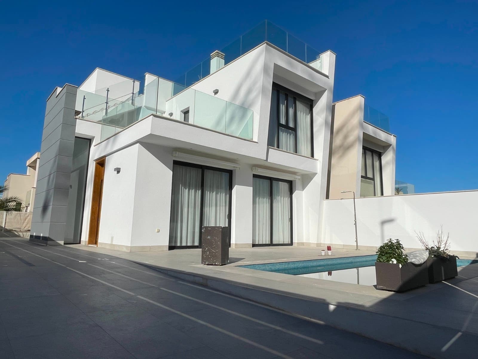 This spectacular independent villa, with 3 bedrooms and 3 bathrooms, is located in the charming town of Benijófar. Recently built, it is in perfect condition and ready to move in.On the main floor, the property features a master bedroom with an en-suite bathroom including a shower and two built-in wardrobes. There is also an additional guest toilet, a fully equipped kitchen with access to the laundry area, and a spacious living room with views of the exterior.Climbing elegant stairs with LED lighting, you reach the first floor, where there are two double bedrooms and a large bathroom with a shower. This floor also provides access to the terrace and solarium, offering stunning panoramic views of the mountains and surrounding countryside.The property includes a private pool, on-plot parking, and a basement ( not finish ) ideal for a wine cellar or storage room.Located just a few steps from the center of Benijófar, this villa is set in a charming area with all necessary services, making it perfect for year-round living or an ideal vacation retreat.
