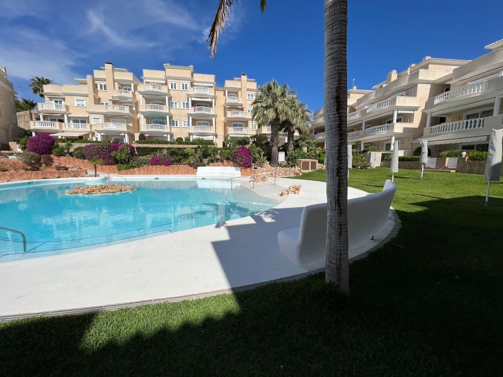 Sea front duplex apartment to live in or to create a source of income.Parking space includedThis stunning flat is located in the exclusive Pórtico Mar development, a true oasis of tranquillity and elegance. Surrounded by beautifully landscaped gardens and refreshing swimming pools, here you can enjoy a luxury experience, with a sense of home that will envelop you as soon as you walk through the door.The property has a lovely 40m2 terrace from where you can enjoy panoramic views of the sea and the manicured communal gardens. The spacious living-dining room with open plan kitchen creates the perfect ambience for relaxing or entertaining guests. It also offers 3 comfortable bedrooms, 3 modern bathrooms.There is also a bar, restaurant and shop. There are several swimming pools andThere are several swimming pools and tropical gardens and there is a holiday rental management service to make the property profitable if it is not used as a permanent residence.Among the extras that make this flat a unique option, air conditioning hot/cold, electric blinds in the living room, 24/7 surveillance system, fitted wardrobes and it is sold fully furnished, ready to move in.Don't wait any longer! Contact us to arrange a viewing and discover your new home under the Spanish coastal sun.