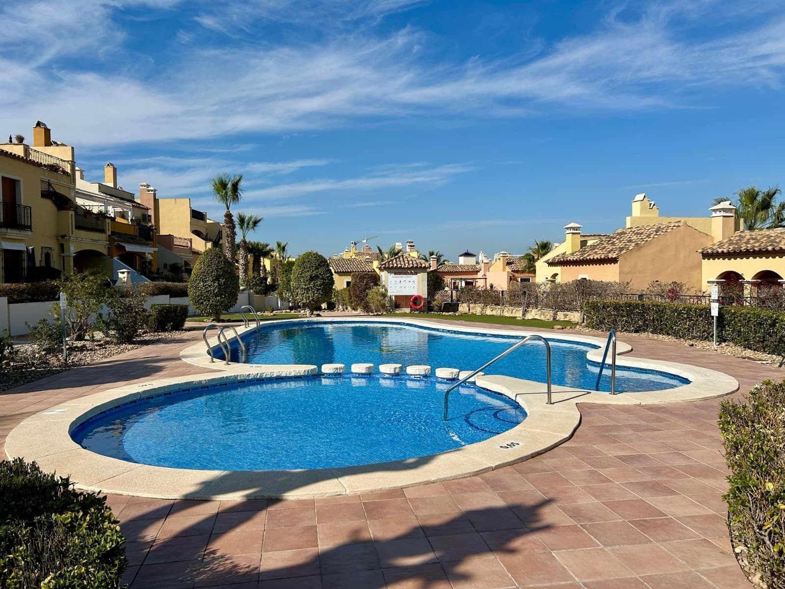 Stunning Apartment for Sale in Algorfa – Just Minutes from La Finca Golf CourseThis beautiful apartment is located in a gated and exclusive development, surrounded by peaceful nature, making it the perfect place for golf enthusiasts or anyone seeking a relaxing and tranquil environment. Situated just a few minutes from the renowned La Finca Golf Course and a shopping center with shops, bars, and restaurants, it offers a prime location.The property features 2 bedrooms and 2 bathrooms, one of which is en suite. The spacious and bright living room leads to a terrace with views of the well-maintained gardens of the development. From the terrace, a staircase takes you to your private solarium, ideal for enjoying the sun year-round.The kitchen is fully equipped with modern, high-quality appliances, combining functionality with stylish design.The apartment is sold fully furnished and boasts top-quality finishes such as marble floors, air conditioning, central heating, and a fireplace, ensuring maximum comfort in every season.Within this beautiful development, you can enjoy expansive green areas, a communal swimming pool, and private parking. This property represents a perfect investment opportunity, whether for living or renting out.Don't miss this unique opportunity! Contact us to schedule a viewing.