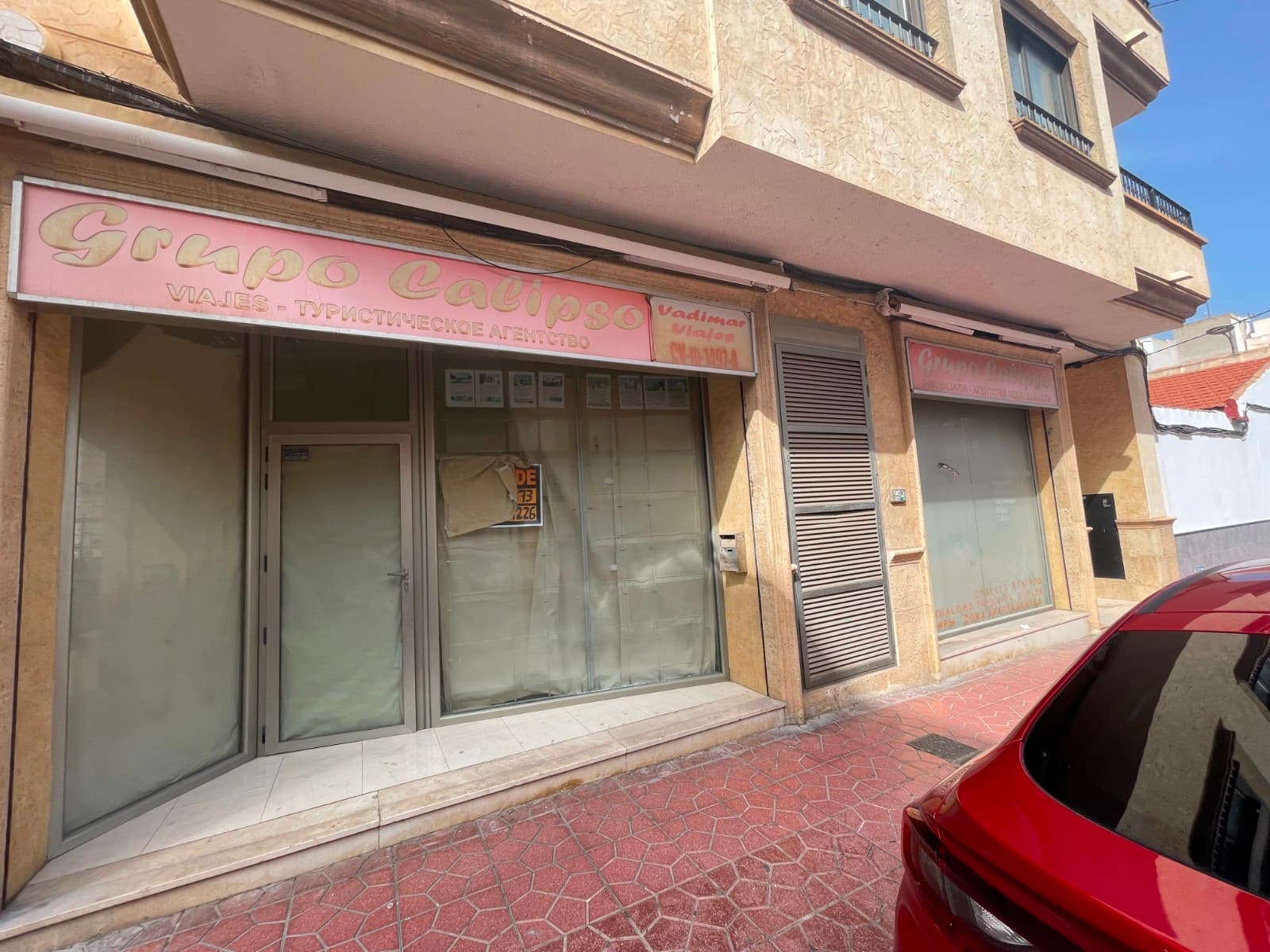 This commercial property has been used for 10 years, providing excellent adaptability for various types of businesses. With a total of 90 m² distributed across 3 spacious rooms, the premises are designed to offer comfort and versatility.The property includes separate bathrooms for men and women, ensuring appropriate facilities for both customers and employees. Additionally, it is equipped with 3 air conditioning units, ensuring a pleasant indoor climate year-round, regardless of weather conditions.Its location is ideal, close to the center of Guardamar del Segura, in an easily accessible area with high foot traffic, making it an ideal spot for any type of business. The two electric security shutters provide additional protection, securing the premises outside of business hours.This property is a perfect opportunity to establish or expand your business in one of the most sought-after areas of Guardamar del Segura.
