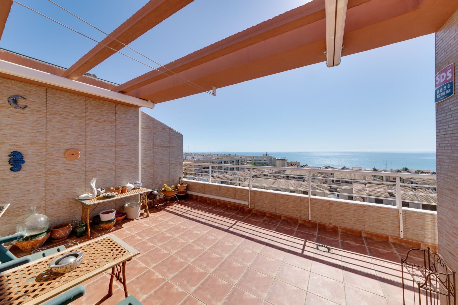 Spectacular Duplex Penthouse with Sea Views in Guardamar del Segura (Alicante)This stunning 3-bedroom duplex penthouse, located in the highly sought-after area of Guardamar del Segura, is the perfect home to enjoy Mediterranean living year-round or as a secure real estate investment. Just a few steps from the fantastic golden sandy beach and surrounded by all the essential services, this apartment offers the perfect combination of comfort, style, and location.What makes this penthouse unique:  Panoramic Sea Views: Enjoy breathtaking sea views from every window, as the apartment is fully oriented southeast, ensuring natural light all day long. Large 51 m² Terrace: One of the gems of this property is its spacious terrace, furnished with sun loungers to relax in the sun and create unforgettable moments outdoors. Modern and Bright Design: With large windows that bring in light and a sense of space, this home is characterized by its elegant, contemporary design. Features and standout qualities:  3 Bedrooms and 2 Bathrooms: Spacious and well-distributed to offer comfort and privacy. Fully Equipped Kitchen: With high-end appliances, a laundry room, and a food lift that connects directly to the terrace. High-Quality Climate Control: Air conditioning in each bedroom and radiator heating to adapt to all seasons. Access to All Services: Just 200 meters from the beach and 100 meters from a Mercadona supermarket, everything you need is within walking distance. Private Parking Space: Includes a large closed parking space, which can also be used as a storage room. (Sold separately). Price: 390,000 €Additional Features:  142 m² built (4th and 5th floors) Elevator and pantry/storage room Wood-burning fireplace Natural gas Built-in wardrobes Private 51 m² terrace Don't miss the opportunity to live near the sea in one of the most desirable locations on the Costa Blanca! This duplex penthouse is the perfect place to enjoy the sun, the sea, and a luxurious lifestyle in an unparalleled setting.