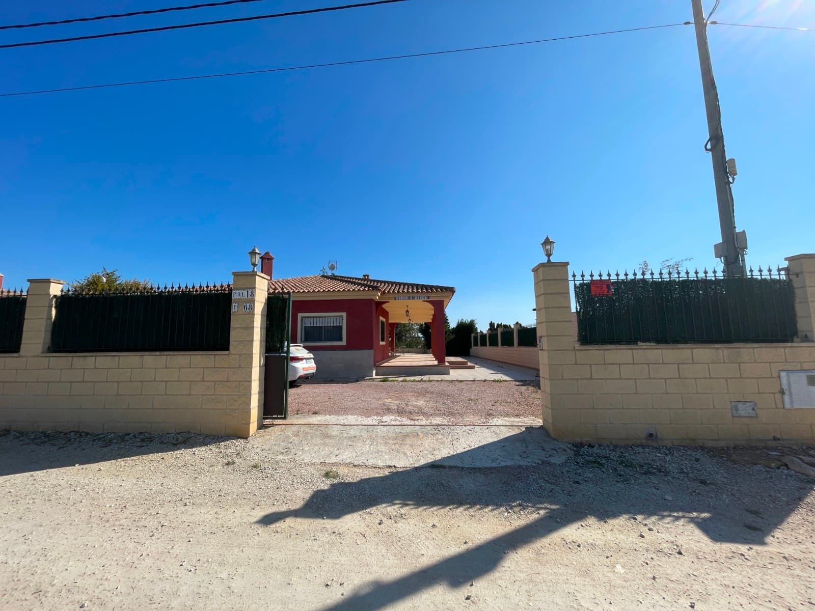 This villa is located between Albatera and Crevillente, offering excellent connections to both cities. It is less than 5 minutes from the motorway, providing quick access to Murcia, Alicante, the airport, and Costa Blanca, all approximately 30 minutes away.The property features a house with 132 m² of usable space, which is in excellent condition. All rooms are spacious and bright, with 3 bedrooms, one of which is en-suite, and a total of 2 fully equipped bathrooms. The kitchen is in top condition, and the large living room provides a comfortable and inviting environment. Additionally, the house is equipped with air conditioning via ducts, offering both cooling and heating functions for year-round comfort.Outside, you can enjoy a large terrace of over 49 m², ideal for relaxing in the shade during the summer months. The main garden, covering 2,000 m², includes a swimming pool of approximately 35 m², a barbecue area, several trees, and a fully fenced plot with an electric gate for easy vehicle access. At the end of the garden, you will find a 12 m² storage room.The property also includes an additional plot of around 11,000 m², which can be used for agricultural purposes.The house is in excellent condition, though the swimming pool requires some minor adjustments to the tiles. Other than that, the house is ready for immediate move-in.Please feel free to contact us to arrange a viewing and discover everything this fantastic property has to offer.