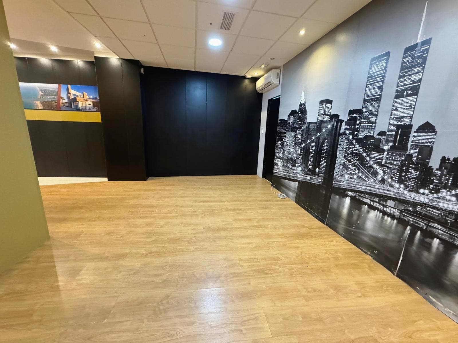 A unique opportunity for entrepreneurs!Sell your business or start your own in this 117 m² commercial space, ready to move in and start operating immediately! Located on the best street in Guardamar, this property offers an unbeatable location with constant foot traffic, ensuring high visibility and customer flow for any type of business.For the past 15 years, the space has been home to a successful real estate agency, proving both its potential and prime location. The property features ducted air conditioning, perfect for year-round comfort, and elegant parquet flooring that adds a stylish and welcoming touch.Don't miss the chance to open your business in an area with high demand and visibility. Start your business today on the best street in Guardamar!Contact us for more information and to schedule a viewing with no obligation!