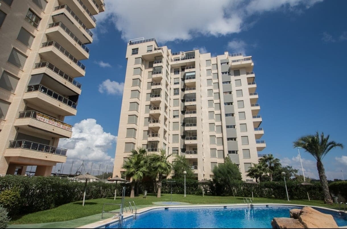 Unique Opportunity in Guardamar! Apartment Ideal for Living or Investing Looking for your new home or a secure investment by the coast? This cozy ground-floor apartment, located in one of the most sought-after areas of Guardamar del Segura, is perfect for you!✨ Main Features:1 spacious bedrooms 1 fully equipped bathroom Modern building from 2008, in excellent condition ♂️ Ideal for couples or singles seeking comfort and quality of life  Privileged Location: Situated in Guardamar's sports area, just a stone's throw from the marina, the fantastic beaches, and surrounded by nature and tranquility. Within 500 meters, you'll find a supermarket, along with everything you need for daily life.♀️ Private Residential Area with Excellent Amenities:  Communal swimming pool Basketball court Mini golf Bicycle parking area  An Investment with Future: This apartment is ideal both for year-round living and for annual or seasonal rentals. Its location makes it an attractive choice for tourist rentals. Enjoy Mediterranean living at its best. Don't miss out on this opportunity! Contact us now for more information or to schedule a viewing.