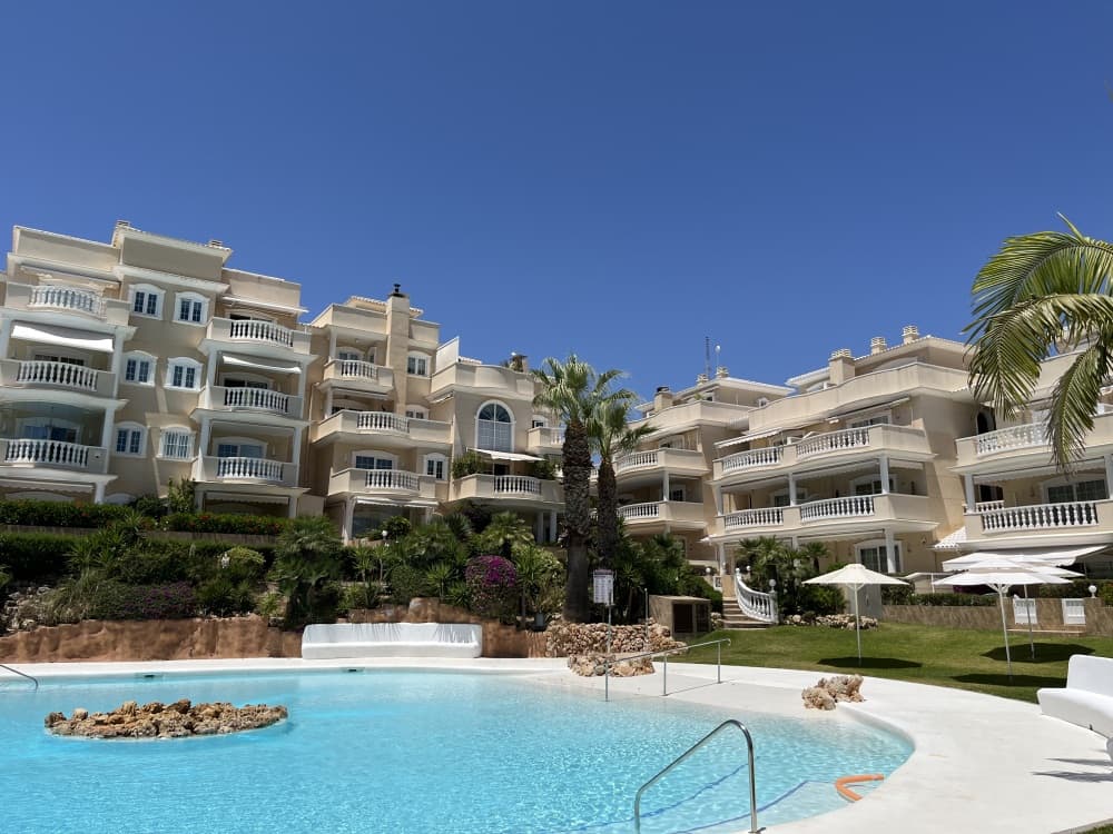 Apartment for Sale in the Exclusive Residential Complex Pórtico Mar – Campomar, Guardamar del SeguraWe present this fantastic property located in one of the most peaceful and sought-after areas of the Costa Blanca. The apartment is in excellent condition, practically new, and ready to move in.It offers a 72 m² living space, distributed as follows:  2 bedrooms with built-in wardrobes 1 full bathroom Fully equipped kitchen Living-dining room with access to a terrace offering beautiful sea views Located in a private residential complex with a large public swimming pool, tropical gardens, and a perfect environment for year-round living.It is sold fully furnished and with appliances included, ideal as a permanent residence or holiday home.Also included:  Underground parking space Spacious storage room of 18 m² Prime location: just 300 meters from the beach and 10 minutes from the center of Guardamar del Segura, with all services nearby.A unique opportunity to enjoy the Mediterranean lifestyle with all the comforts.