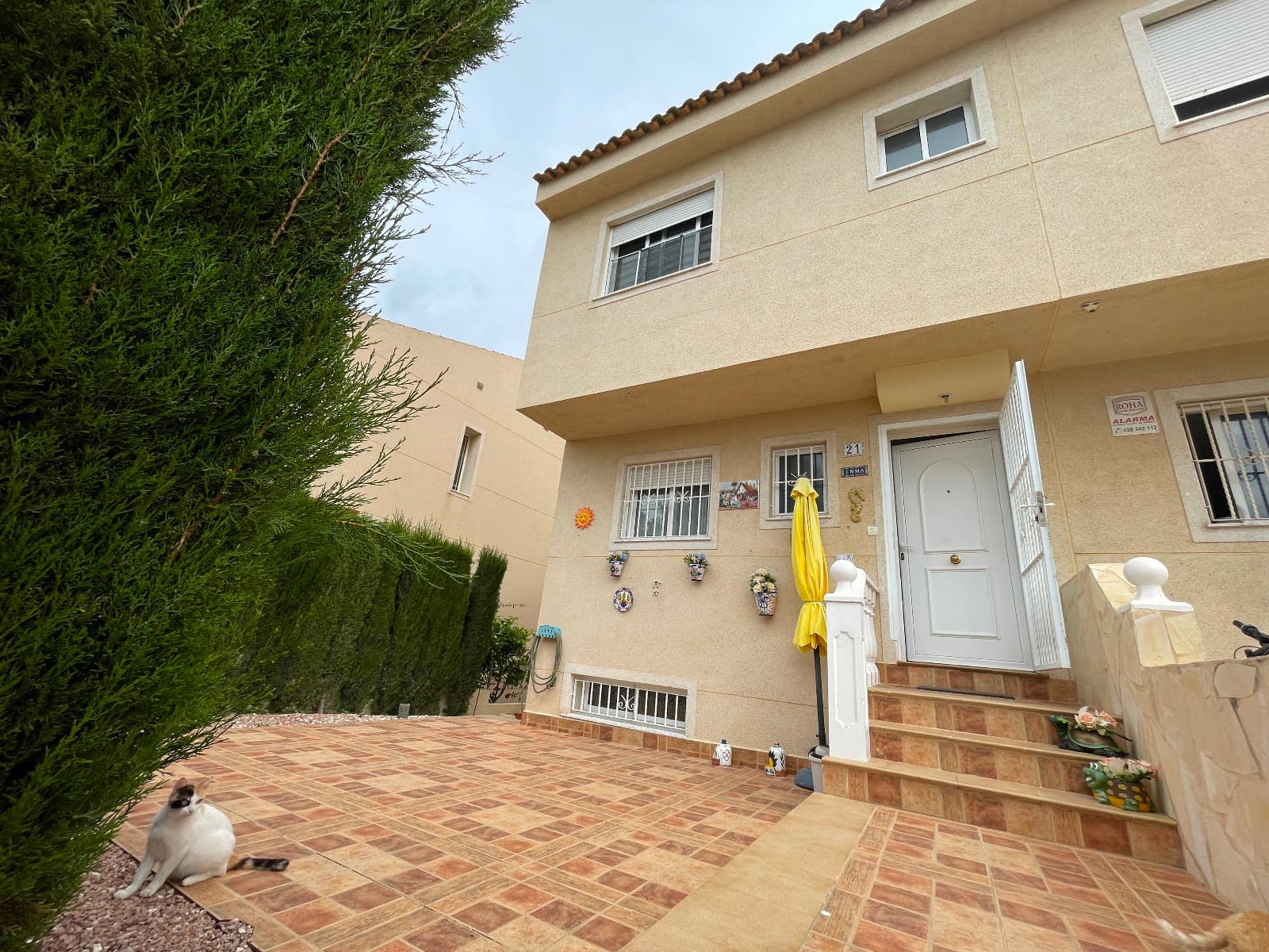 This fantastic townhouse is situated on a corner plot in a peaceful and highly sought-after area of Benijófar, just a few minutes' walk from the town center, shops, bars, schools, shopping centers, sports facilities, and parks.The property boasts a total of 5 bedrooms and 3 bathrooms. On the main floor, there is a bathroom, an open-plan kitchen, and a spacious living-dining room with direct access to a beautiful glazed terrace.There are no bedrooms on this floor. The upper floor features 2 bedrooms and 1 bathroom, including the master bedroom, which has direct access to a large glazed terrace offering lovely views of the pool, mountains, and surroundings.WishspainThe semi-basement houses 2 additional bedrooms and 1 bathroom, accessible from inside the house or through an independent entrance from the rear patio, making it ideal for guests or as a separate apartment.The entrance to this level, via the rear patio, is almost at ground level with very few steps, making it suitable for people with reduced mobility.Additionally, this floor includes a laundry area and storage room.The house features a spacious south-facing front terrace, perfect for enjoying the sun all day, as well as a private rear patio with direct access to the communal pool.It also includes a small private garden and two glazed terraces with open views of the pool, mountains, and surroundings.Extras include 4 nearly new air conditioning units, a fully equipped kitchen with a refrigerator and an additional freezer, and the south orientation ensures excellent natural light throughout the day. The property is sold unfurnished, although there is the possibility to negotiate the inclusion of some furniture for a small additional cost.Annual expenses are very reasonable: IBI is €318 per year, and the community fee is €400 per year.An ideal opportunity as a permanent residence, holiday home, or investment. Don't miss out on this excellent property in an unbeatable location.