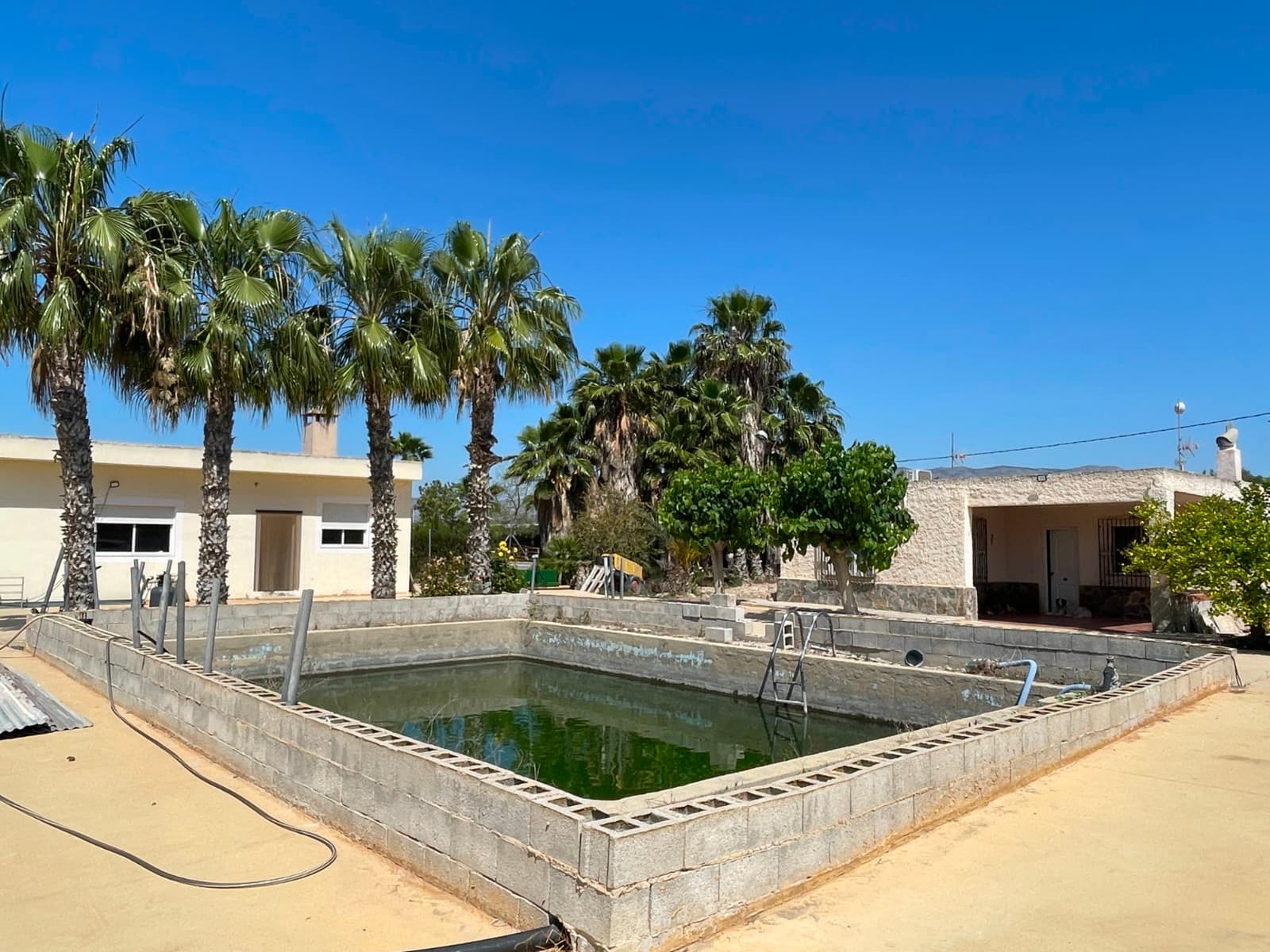 Unique opportunity in the countryside between Matola and Crevillente!If you're looking for a place to enjoy the peace of rural surroundings without sacrificing space and possibilities, this property is for you.Located on a spacious 3,400 m² plot filled with olive trees and charming corners, this estate features two independent buildings and all the potential to become your dream home or a fantastic family investment.The main house of 100 m² is distributed as follows:3 spacious bedroomsA large, bright living roomEquipped kitchenFull bathroomThe second building, approximately 80 m², is currently used as a summer kitchen — ideal for gatherings and celebrations. It has its own bathroom, making it an excellent option to convert into a guest house or independent home, with the possibility of adding one or two extra bedrooms.The plot also offers:Large swimming pool (under completion) with great potential to become the leisure center of the propertySeparate shed perfect to use as a garageAuxiliary building ideal for storing agricultural machinery, tools, or even a tractorAll this in a natural setting, with good access and just minutes from both Matola and Crevillente.Looking for a rural retreat with space, potential, and charm?This estate has everything you need. Contact us for more information or to schedule a visit!