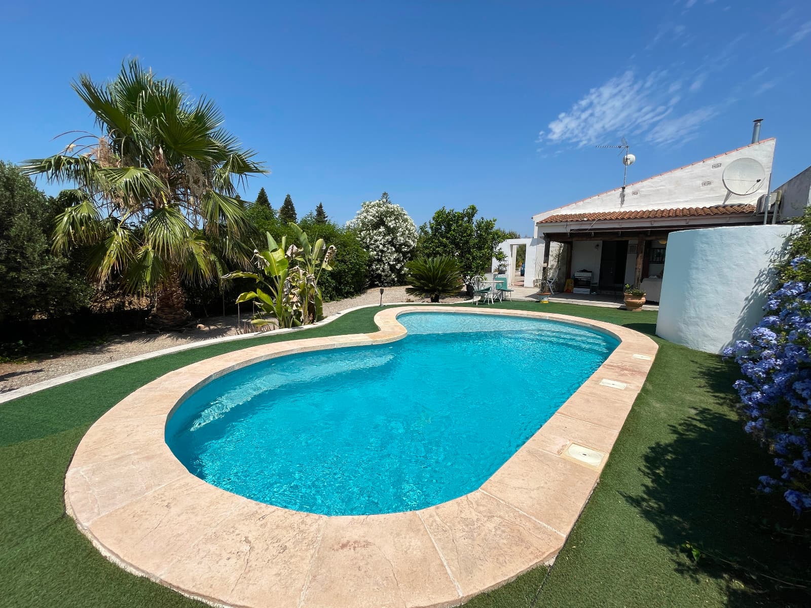 Charming Single-Storey Villa with Private Pool and Large Plot in Daya NuevaDiscover this beautiful property located in the peaceful and picturesque village of Daya Nueva, in the heart of the Costa Blanca. The area is known for its natural surroundings, relaxed atmosphere, and proximity to local amenities and beaches.The house is built on a spacious 2,005 m² plot, all on one level, and offers 4 large bedrooms and 3 bathrooms, making it ideal for families or those who love entertaining.It features a large, fully equipped kitchen, generous living spaces, and bright rooms throughout.Outside, you'll find a private pool, well-maintained gardens with various trees and fruit plants, and a covered terrace for year-round outdoor enjoyment.There is also a large outbuilding currently used as a workshop, which could easily be converted into a guest house, office, or studio.Sold partially furnished, with mains water and electricity connected, and with many recent improvements, this home is ready to move into.Highly recommended for those seeking peace, nature, and a comfortable lifestyle.