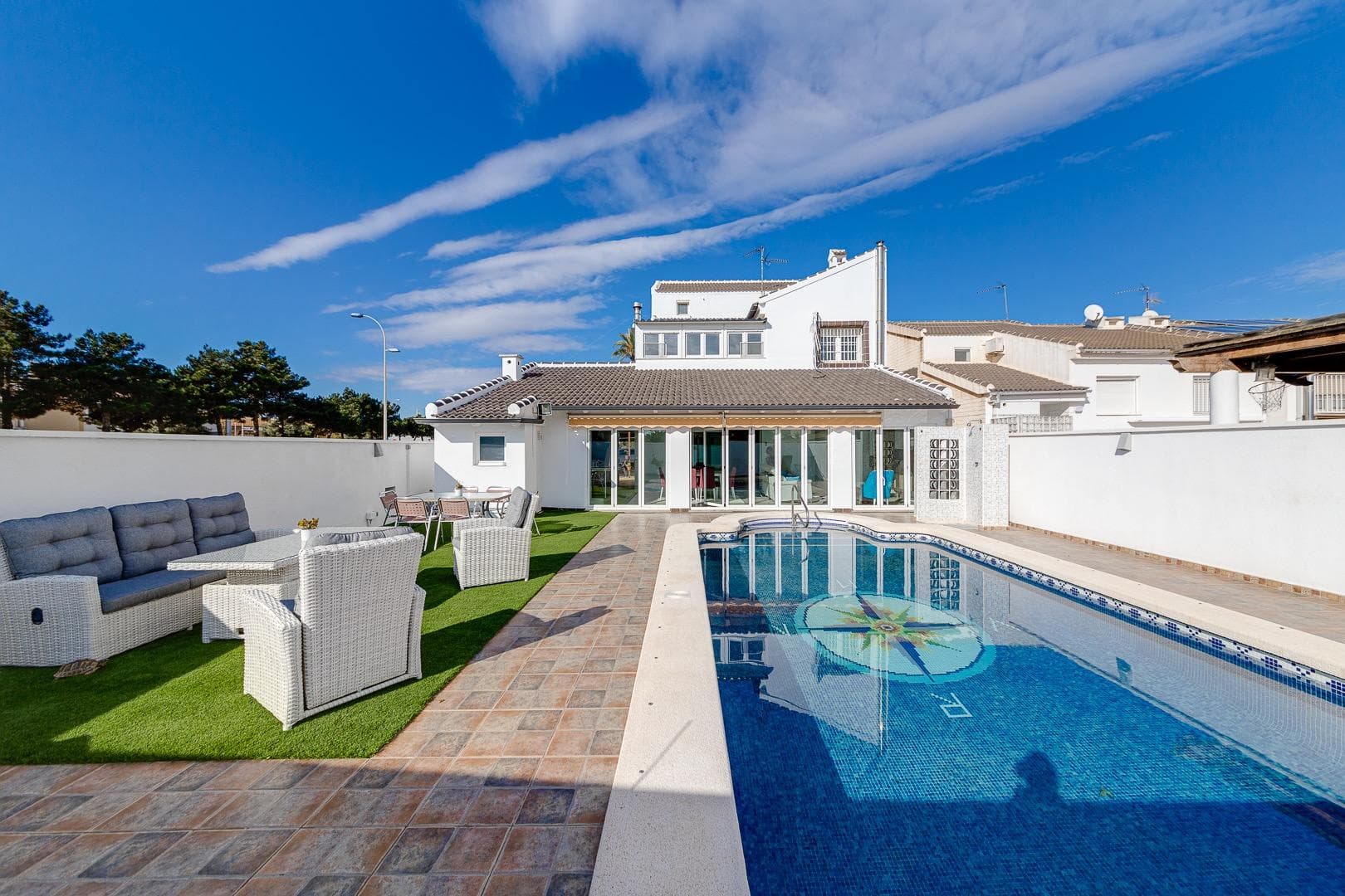 We present this spacious and bright corner villa, located in a quiet residential area, in the heart of the Costa Cálida. Built on a 600 m² plot, the property stands out for its versatility, generous layout, and strategic location.

Smart distribution with two fully independent living spaces:Ground floor: Independent unit with 2 bedrooms (option for a 3rd), living room, kitchen, and bathroom. Perfect for guest accommodation, elderly family members, short-term rentals, or to set up a professional office or business with its own entrance.First floor + attic: Second independent unit with 4 bedrooms, living room, kitchen, bathroom, and a terrace. Ideal for large families, grown children living independently, or those looking to combine home and work.



Key features:

600 m² plot with potential for garden, pool, or relaxation area

3 full bathrooms

Two separate entrances

Bright, spacious, and functional interior

Perfect for residential, rental, or professional use



Prime location:

Only 5 minutes from Dos Mares Shopping Centre

7-minute walk to San Javier town centre

17 min from La Zenia Boulevard

20 min from Cartagena

35 min from Murcia city

15 min from Murcia International Airport

45 min from Alicante Airport



An ideal option for self-employed professionals who wish to work from home without sacrificing independence. The layout with two separate units and the excellent location near all services and transport links makes this the perfect place to run a business from home with a private entrance.

Also perfect for multigenerational families, providing a spacious and comfortable solution for families where children wish to live independently or care for elderly parents.

A rare and flexible opportunity — whether as a primary residence, second home, or holiday rental investment, this villa adapts to all stages of life and needs