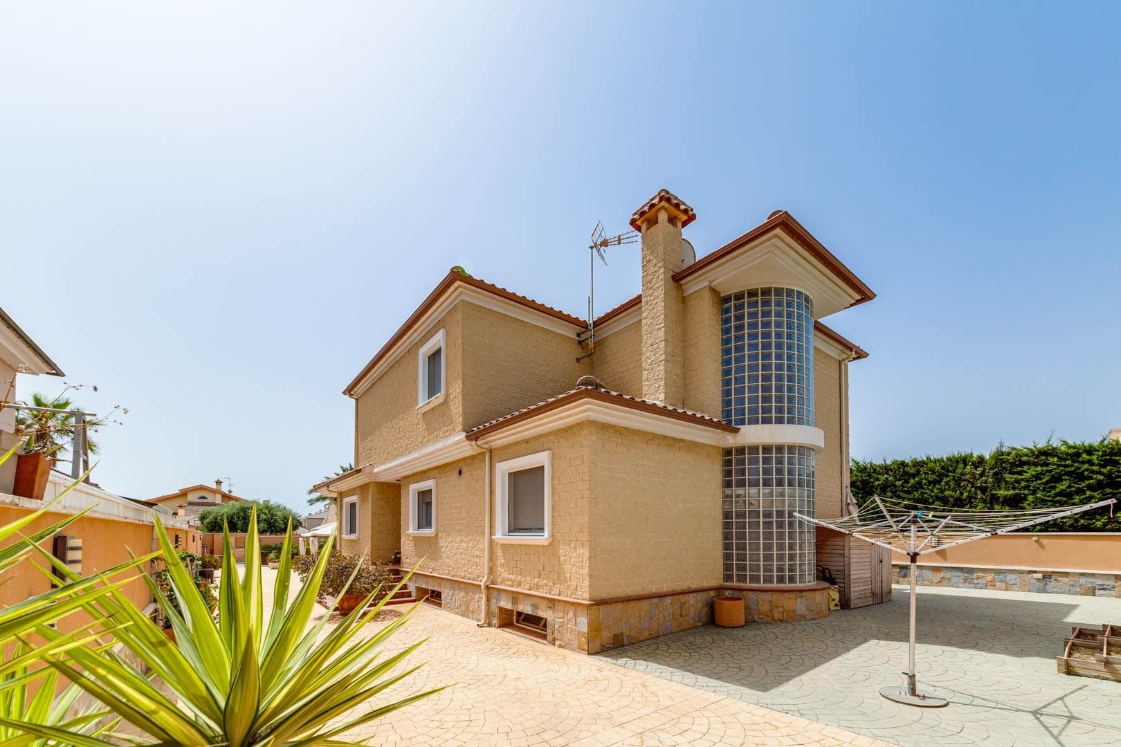 Elegant and Spacious Villa in the Exclusive San Javier Area

Let yourself be captivated by this villa that combines luxury, comfort, and an enviable location. Upon arrival, a beautifully tiled, low-maintenance garden with automatic entry welcomes you, leading to a private parking space. The outdoor area boasts a stunning saltwater pool with a jacuzzi and an outdoor shower, perfect for year-round enjoyment.

Ground Floor: Step into a welcoming foyer that opens to a fully equipped, independent kitchen. This level also features two bedrooms, including a master suite with a walk-in closet and en-suite bathroom with jacuzzi and shower. A spacious 38 m² living-dining room opens onto a front terrace, ideal for relaxation, with a guest restroom completing this level.

Upper Floor: An elegant staircase with glass block accents leads to the upper floor, where two large bedrooms offer walk-in closets and access to a sunny terrace overlooking the pool. A family bathroom with a jacuzzi completes this floor.

Semi-Basement: In the 82 m² semi-basement, you'll find a recreation room, workshop, and technical room.

Additional Features:

4 air conditioning unitsCentral heating with radiatorsHigh-quality PVC windowsAlarm systemInternet connectionFully furnished

Close to Molino Plaza shopping center, Roda golf course, and Mar Menor beaches, this villa is ideal as a primary residence. Just 20 minutes from Murcia Airport and 60 minutes from Alicante, it combines luxury and convenience. Contact us for a visit and experience the exceptional lifestyle this property offers. Don't miss this opportunity!