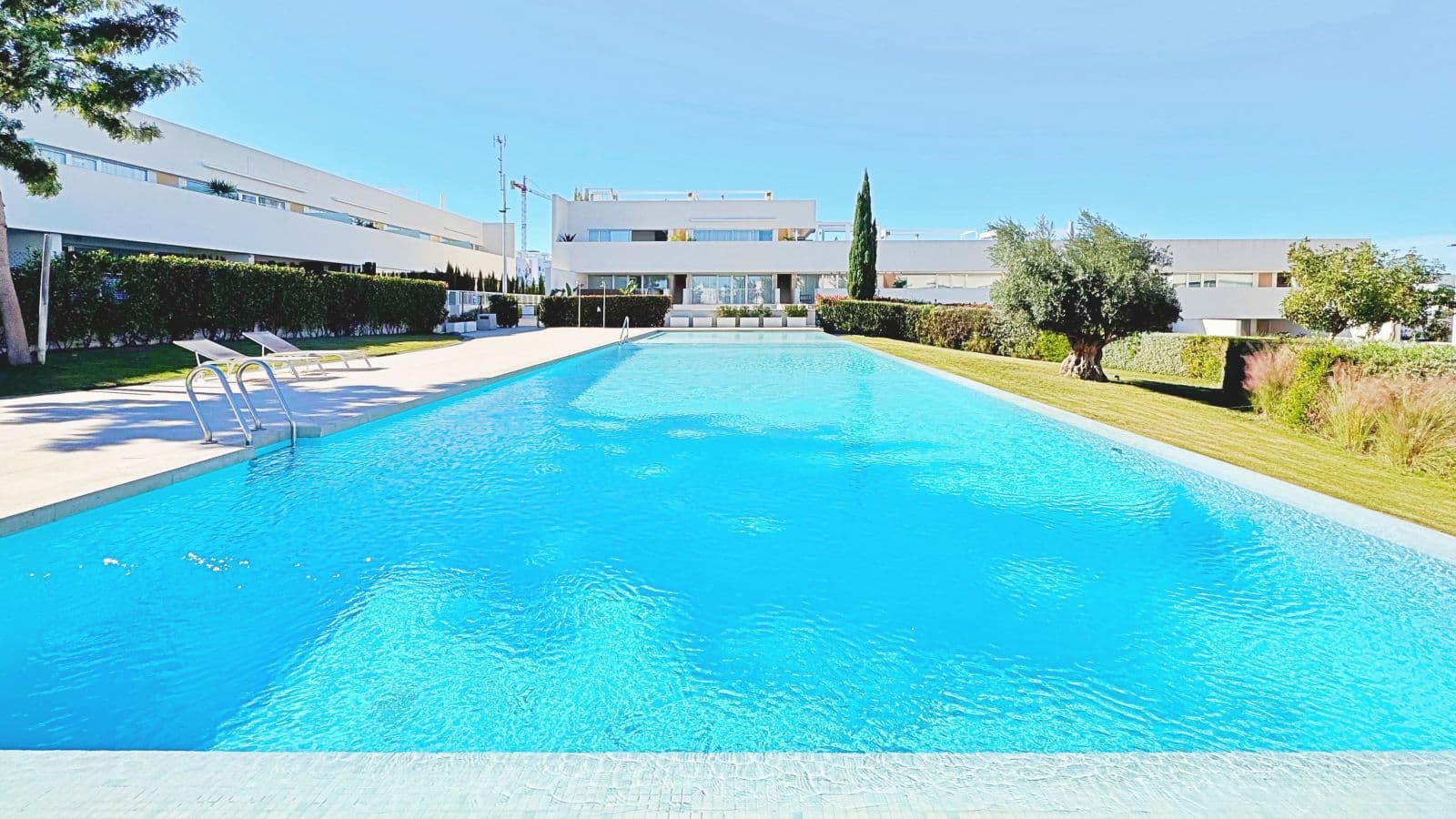 This exclusive penthouse in Mirasal, located in the prestigious Los Balcones area of Torrevieja, stands out for its contemporary design, exceptional brightness and privileged position at the highest point of the residential complex. Thanks to this elevated location, the property enjoys panoramic views over Torrevieja, the Mediterranean Sea and the iconic Pink Salt Lake, one of the most unique natural landscapes on the Costa Blanca.Inside, the penthouse offers a spacious and elegant atmosphere, with a modern open-plan kitchen and a bright living area connected to a generous terrace overlooking the infinity-style swimming pool and landscaped gardens. Large floor-to-ceiling windows create a seamless transition between indoor and outdoor spaces, enhancing the sense of openness and wellbeing.The highlight of the property is its spectacular private rooftop solarium, fully designed for year-round outdoor living. The space includes chill-out areas, an outdoor dining space, a bar area and pergolas, making it perfect for relaxing or entertaining guests. From here, the open views of the salt lake and the entire city of Torrevieja are simply extraordinary.Mirasal is known for its contemporary architecture, large green areas and impressive infinity-style pool. Its location in Los Balcones offers tranquillity, proximity to all services, quick access to sports facilities, supermarkets and natural surroundings, and is just a short drive from Torrevieja’s best beaches.A unique opportunity for those seeking a modern and exclusive penthouse with privileged views in one of the finest residential complexes on the Costa Blanca.