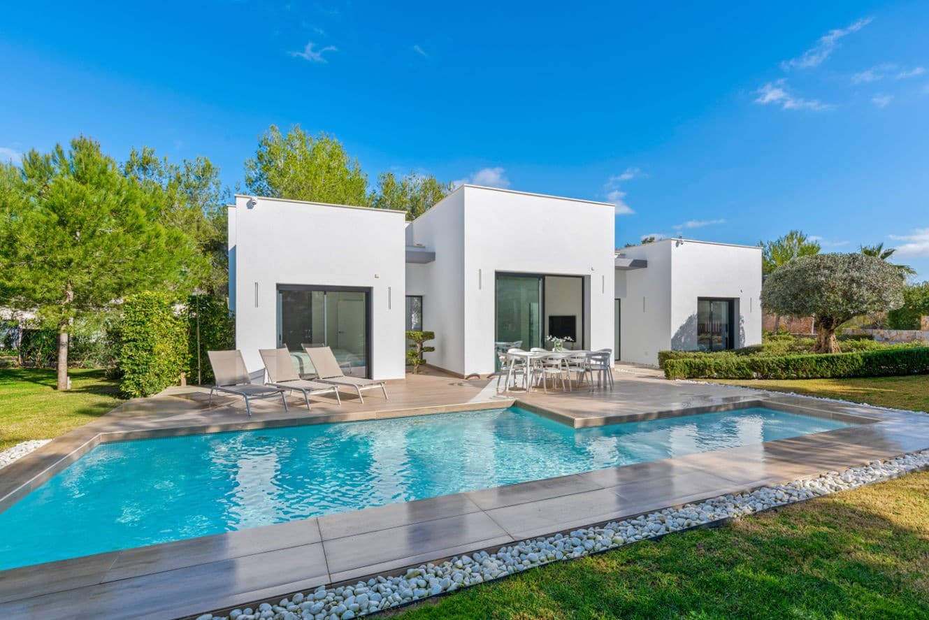 Luxury Villa in Las Colinas Golf, Alicante, Costa Blanca.Discover this stunning luxury villa in the prestigious Las Colinas Golf & Country Club, a true gem for those seeking elegance, privacy, and top-tier amenities. Built in 2017 and acquired by its current owner in 2020, this south-facing villa offers a beautifully mature garden, ensuring tranquility and seclusion.Property Highlights:Plot Size: 939m² – a spacious lot near the social club and top restaurants.Villa Size: 130m² of thoughtfully designed living space.Terraces: 30m² front terrace & 16m² terrace kitchen – perfect for outdoor living.Solarium: 25m² rooftop space with breathtaking views.Private Swimming Pool with a zona de playa, ideal for relaxation.Secure Private Storage & Parking on the plot.Energy Efficiency: Certified B for sustainability and cost savings. Exclusive Features & Extras:Airzone system with 2 separate climate zones.Electric roller blinds for easy light control.Electric shutters in the bedrooms for added security and privacy.Basic home automation system for modern convenience.Osmosis water filtration system in the kitchen.Luxury furniture package included for both interior & exterior spaces. Ownership & Maintenance Costs:Annual Property Tax (Suma): €536.48Community Fee: Approx. €300 per trimesterInternet (Avatel): €24.99 per monthPool Maintenance: €55 per monthGarbage Collection: €34.80 per semesterGarden Maintenance: €250–€350 per month (includes irrigation system check & repairs)Water Supply (Hydragua): Approx. €350 per trimester A Prime Investment OpportunityThis exceptional property is located in one of the most sought-after golf resorts in Costa Blanca, offering world-class facilities, stunning landscapes, and a secure, gated community. Whether you're looking for a permanent residence, a vacation home, or a solid investment, this villa is an unmissable opportunity.Don’t miss out on making this luxurious villa your own! Contact us today for a viewing or more information.