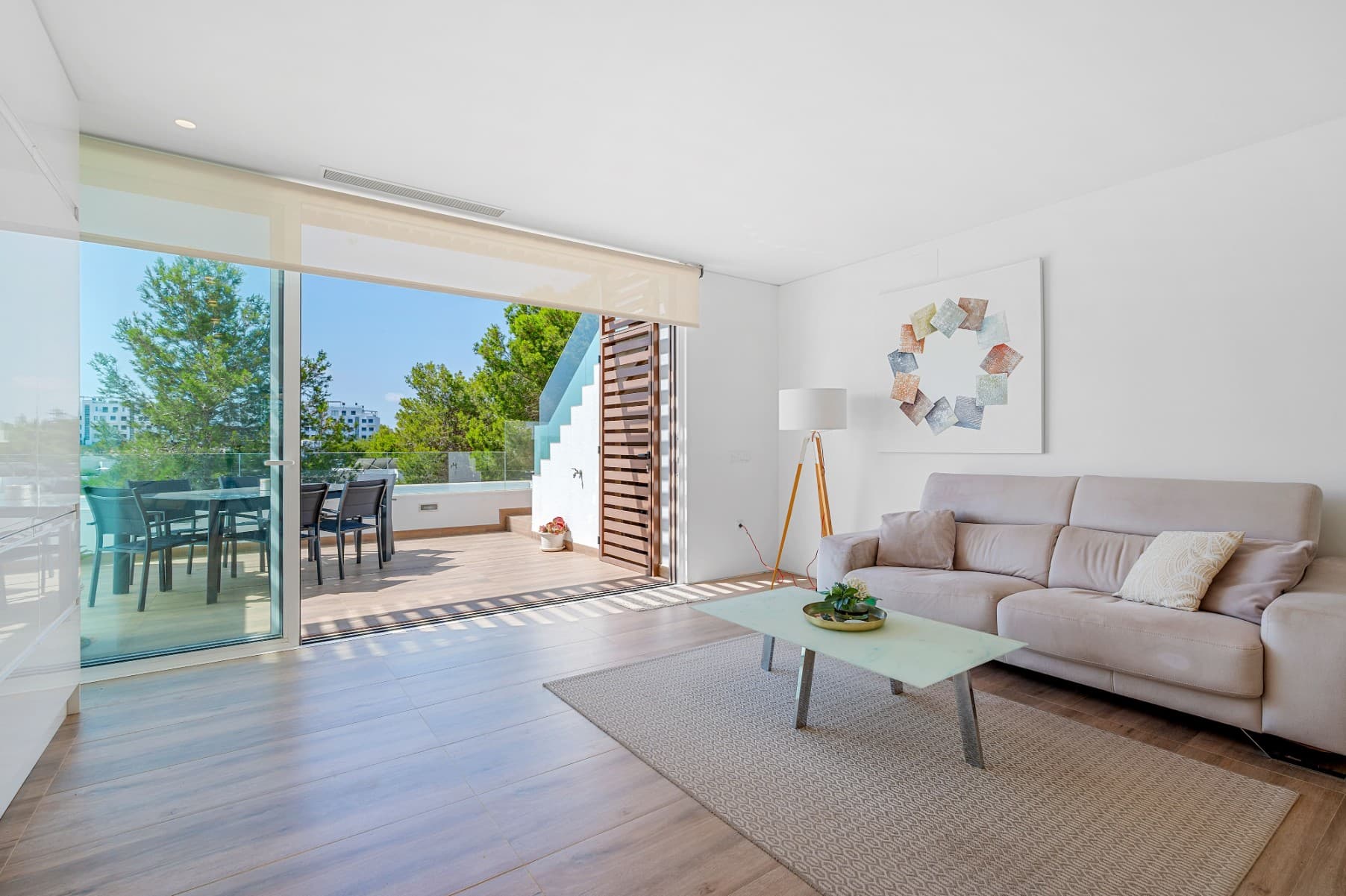 This spacious and elegant 2-bedroom penthouse apartment (a generous 90 m²!) was completed by renowned developer Somium in October 2016.

It features a large south-facing terrace with open panoramic views over Las Colinas — the perfect spot to enjoy your morning coffee in the sun. From the terrace, you can also access a private rooftop solarium.

The community boasts beautifully landscaped gardens with low-maintenance artificial grass, creating an ideal space for relaxing or socializing with family and friends throughout the day.

Highlights of the property include:

Central air conditioning Electric shutters in both bedroomsMotorized roller blinds Water leak detectors in the bathrooms and kitchen Basic smart home system Fully equipped kitchen with appliances Stylish, high-quality interior furnishings Private outdoor parking space Underfloor heating in both bathrooms Stunning infinity pool in the communal area

You'll also find the floor plans for the apartment and the parking space attached.

We’re confident you’ll fall in love with Las Colinas and this fantastic home. If you have any questions or would like to schedule a viewing, feel free to reach out.

Property details:



Built area: 90 m²Terrace: 21.5 m²Rooftop solarium: 30 m²Private outdoor parking space (12.5 m²), secured with an electric gate

The shared facilities include a large infinity pool surrounded by sunbathing areas, pergolas, artificial grass, as well as outdoor showers and toilets.

Las Colinas offers a wide range of on-site amenities: tennis and paddle courts, a professional gym, wellness area, an outdoor pool, and a private beach club in Campoamor (with parking). There are also several dining options including Unik Café, Il Palco, Umawa, and a small convenience store.

The apartment is sold fully furnished, with all white goods and parking included.

It is key-ready and can be delivered within one month.

Las Colinas has proven to be a solid investment over the last six years — this apartment is no exception.

Annual property tax (SUMA): €236.87Community fees: approx. €139/month