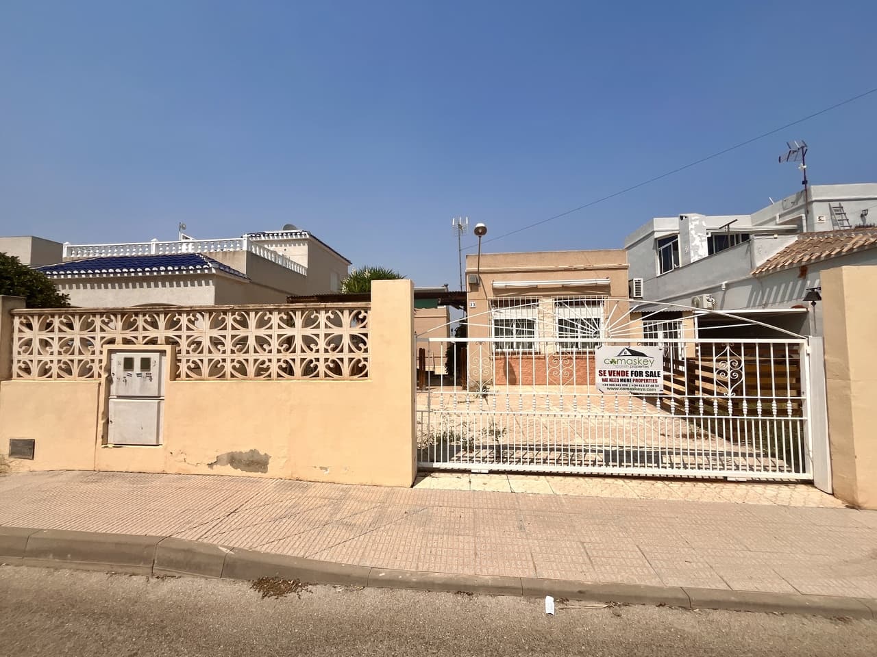 Excellent opportunity to acquire a 250 m² private plot with a 4x8 pool in the sought-after area of San Miguel de Salinas. The plot also includes a converted garage currently used as a studio with extra storage space to the side, offering plenty of possibilities for personal use. It features a private driveway with space for up to two cars and provides a sunny, secure, and private setting to enjoy the Mediterranean lifestyle. The location is ideal, with schools nearby and just a 10-minute drive to Torrevieja, as well as easy access to Orihuela Costa’s beaches, golf courses, and all essential services.