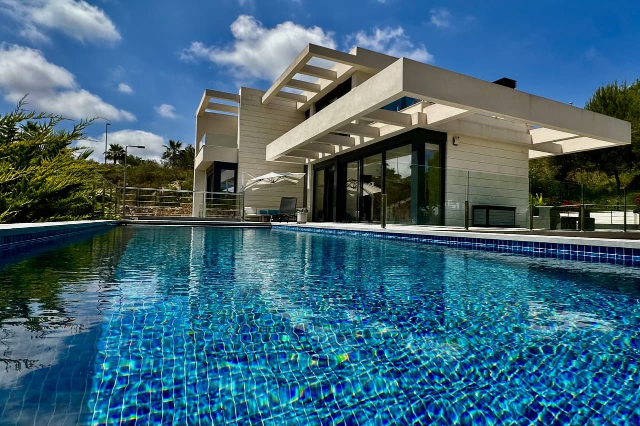 Luxury 6-Bedroom Villa with Panoramic Pool Views in Prestigious Madroño – Las Colinas Golf & Country ClubImmerse yourself in serene luxury with this exclusive villa, located in one of the most sought-after areas of Spain’s southern coast — within the elite Las Colinas Golf & Country Club. A rare combination of natural beauty, contemporary design, and premium amenities makes this property a perfect choice for living, relaxing, or investing.Spacious, Stylish, and Designed for Living.Set on a private plot with breathtaking views over the golf course, this villa features 6 generously sized bedrooms, 4 full bathrooms, and an additional guest toilet — ideal for large families or entertaining guests. The sleek, modern architecture is complemented by high-quality finishes and natural materials throughout.The open-plan living area seamlessly connects to the kitchen and flows out onto an expansive terrace, where you’ll find an impressive infinity pool overlooking the lush greens. This is the perfect setting for enjoying sunrises, sunsets, and everything in between.The fully equipped basement level includes a home cinema, fitness room, and offers the flexibility to add a seventh bedroom, private office, studio, or any custom space to suit your lifestyle needs. Every corner of the home has been thoughtfully designed for comfort and functionality.Las Colinas Golf & Country Club offers residents 24-hour security, total privacy, and a range of world-class amenities, including gourmet restaurants, a modern fitness center, tennis courts, nature trails, and one of Europe’s top-ranked golf courses.