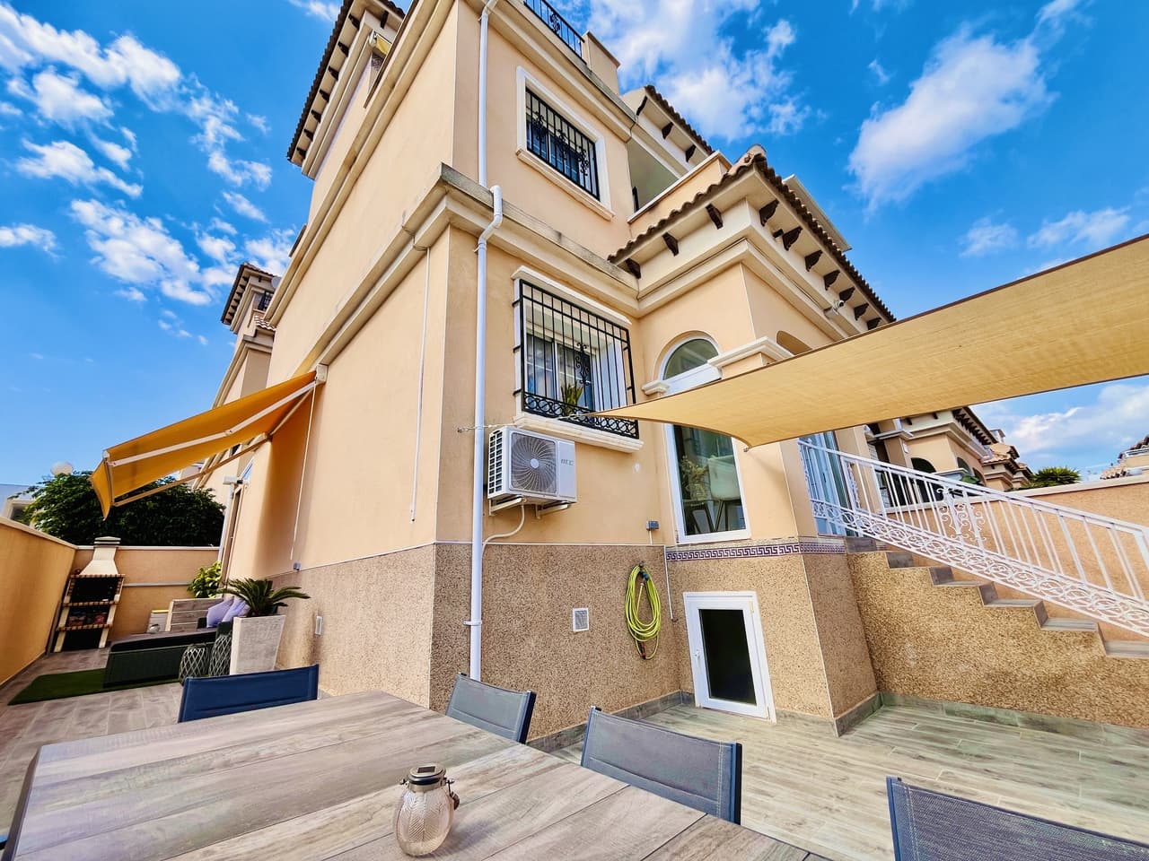 This beautiful corner townhouse is one you simply can’t miss out on! Fully renovated and key ready, it offers everything you could want in a Mediterranean home. Boasting 3 bedrooms and 2 bathrooms, a bright and spacious open-plan living area, and a large modern kitchen, it’s designed for both comfort and style.Set within a quiet, well-maintained community in Villamartin, just kms from the popular Villamartin Plaza and a 5-minute drive to the sandy beaches of Punta Prima, you’ll have all the best of the Costa Blanca lifestyle right at your fingertips.Relax on your private solarium with a drink in hand, enjoy year-round comfort with gas radiators throughout the home, and benefit from a filtered water system installed across the entire property. Plus, a communal pool is just a short stroll away.With bars, restaurants, shops, and commercial centres nearby, this property truly offers the ideal combination of location, convenience, and easy living. Whether for holidays, rental investment, or permanent residence , this is an opportunity you won’t want to miss.Contact us today to arrange your viewing!