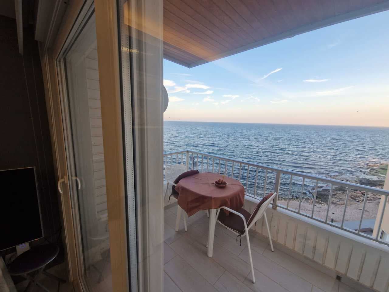 Discover beachfront comfort in this renovated apartment in the prestigious area of Torrevieja.With 3 spacious bedrooms and 2 modern bathrooms, it offers a relaxed coastal lifestyle. Enjoy breathtaking panoramic views of the Mediterranean Sea from every room. The fully equipped kitchen with high-end appliances is perfect for culinary inspiration.Located right on the seafront, just steps from the beach, and close to restaurants, shops, and all essential amenities for convenient living.