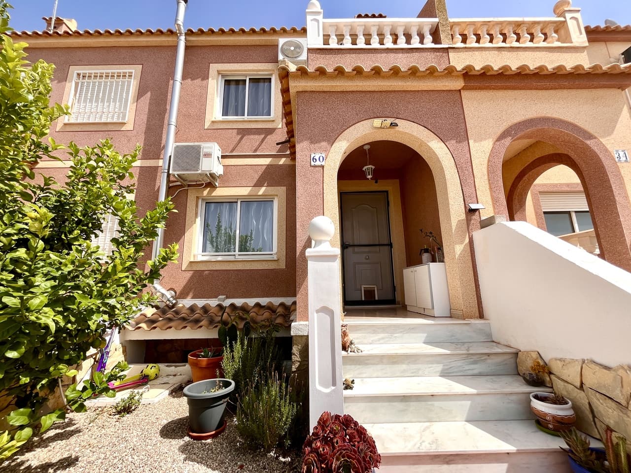 Bright and beautifully maintained 2-bedroom, 2-bathroom south-facing townhouse situated in the sought-after Sierra Golf resort. This charming home boasts a spacious underbuild offering endless possibilities — whether you're dreaming of a third bedroom, games room, home office, or extra storage. The sunny front terrace is perfect for morning coffees or evening drinks, soaking up the sunshine all day long thanks to its ideal orientation. Just a short 5-minute drive takes you into the lively town of Balsicas with its shops, restaurants, and train links, while the golden beaches of the Mar Menor and the vibrant Murcia city centre are both just 15 minutes away. Whether you're looking for a permanent home, a holiday escape, or a smart investment, this property ticks all the boxes in a peaceful golf-side setting.