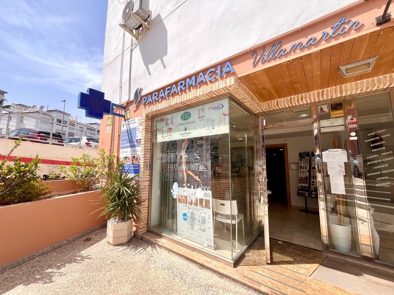 This licensed commercial unit in Villamartín is a rare traspaso opportunity, offering 150m² of versatile space in a prime location. The property includes a terrace, is wheelchair accessible, and benefits from a billboard included in the rental contract, ensuring excellent visibility. A vending machine on-site provides a steady extra monthly income.The unit is fully operational, with advertising structures in place and a strong local presence, making it an ideal investment for those looking to establish or expand their own business. With its size and strategic location, the space offers great potential to adapt to a wide range of commercial concepts.