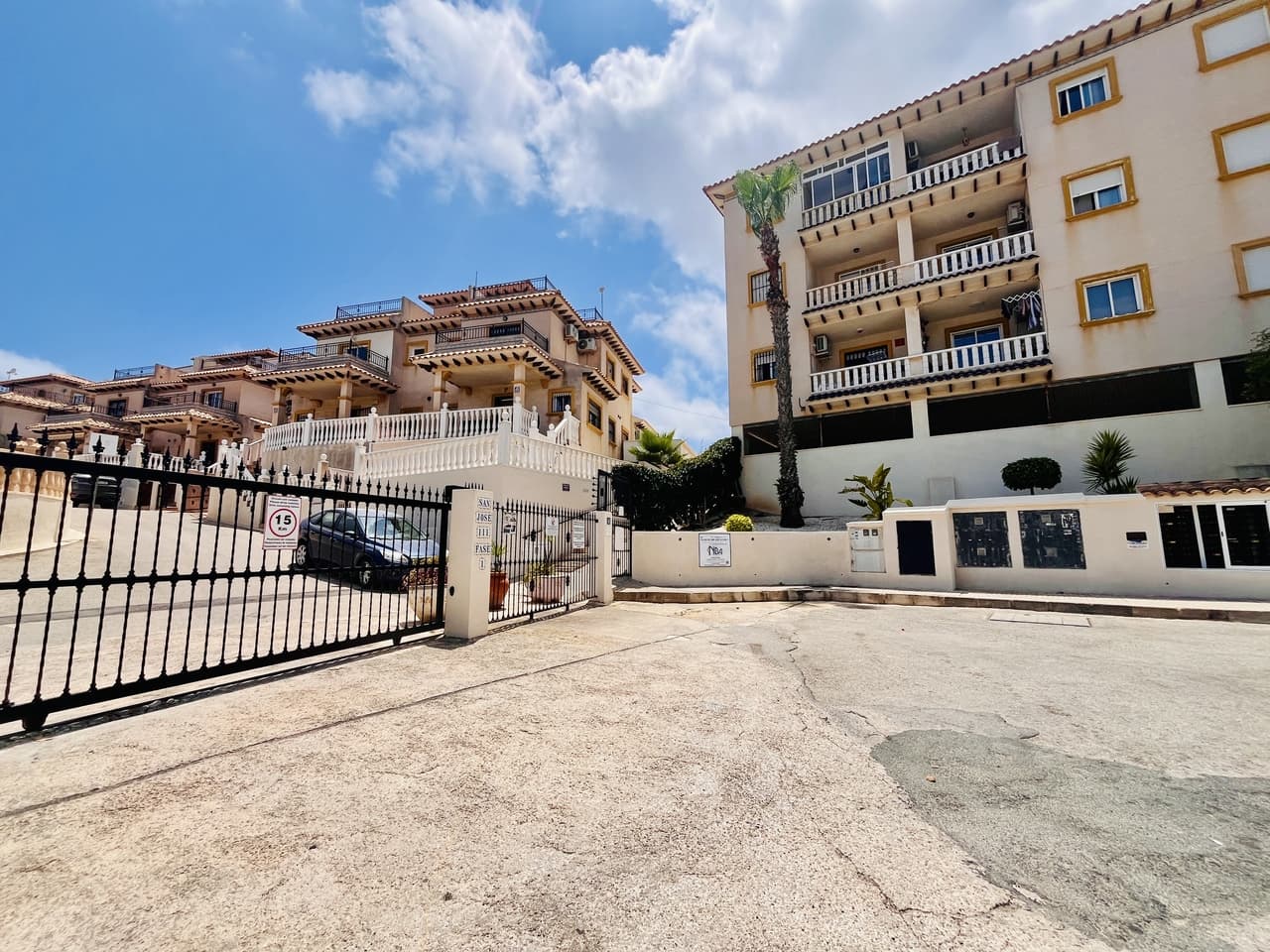 A fantastic opportunity to purchase this well-located 2-bedroom, 1-bathroom apartment in the heart of La Zenia. Set within a peaceful cul-de-sac, the property is just a 10-minute stroll to La Zenia Beach and a one-minute walk to the famous La Zenia Boulevard, as well as the popular Via Park I and Via Park II commercial centres.Situated within a friendly, well-kept community with a communal pool, the apartment offers a bright open-plan living space, a functional balcony where you can sit and enjoy a quiet moment overlooking the old riverbank, and two comfortable bedrooms.Ideal as a holiday home, rental investment or permanent residence in one of the most in-demand areas of Orihuela Costa.