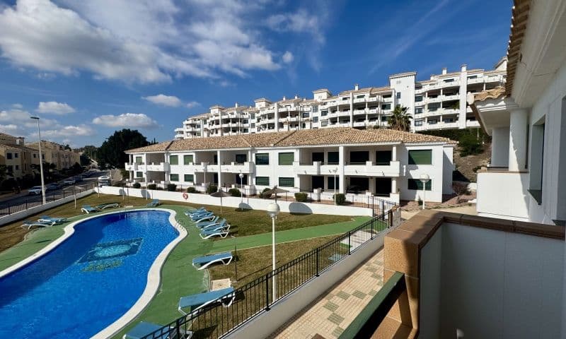 Stunning apartment on the Lomas de Campoamor golf courseDiscover this beautiful two-bedroom, two-bathroom apartment, ideal for enjoying life to the fullest. With a spacious living room and a large terrace overlooking the pool, this space is perfect for relaxing.Located in front of the golf course, you will be just 4 km from the best beaches and less than 1 km from restaurants and shopping centers. The location couldn't be better!Don't miss the opportunity to make this place your new home.