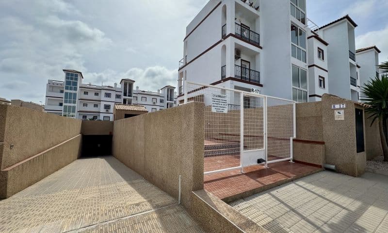 Unique Opportunity! 3-Story Building with Solarium, Private Plot, 3 Garages, and Communal Pool!Discover this impressive 3-story building, featuring 3 garages, a solarium, and a private plot. Enjoy the convenience of a communal pool, located just 1 km from the beach.Situated in a perfect location, this building offers easy access to exceptional infrastructure, including shopping centers, sports facilities, schools, shops, and restaurants. Plus, you'll be just 5 km from the best golf courses in the area.Don't miss this opportunity to live in the ideal location, where comfort and convenience come together!