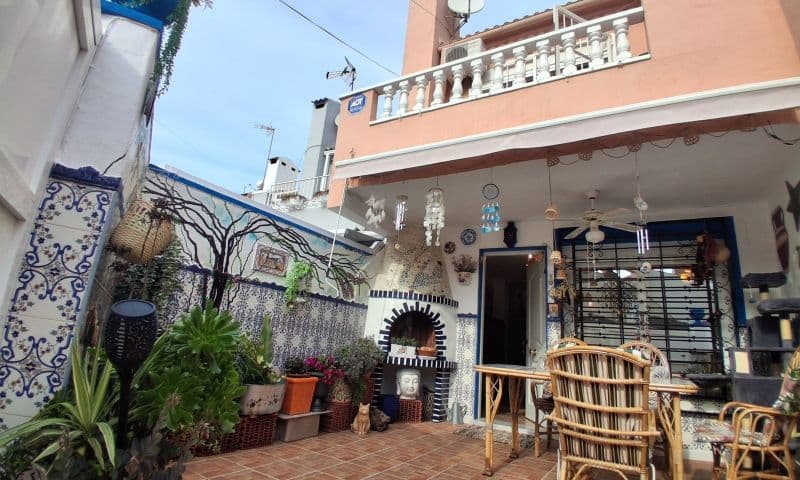 This charming townhouse is located in one of the most peaceful and pleasant areas of Torrevieja, just 500 meters from Cala de la Higuera beach. The surroundings combine nature, crystal-clear coves, and well-maintained residential areas, creating an ideal environment for those seeking peace, privacy, and the essence of the Mediterranean without sacrificing proximity to the sea and amenities.The property has approximately 70 m² of living space distributed over two floors. On the ground floor, there is a bright living room, a separate kitchen, and direct access to a spacious front terrace, perfect for enjoying the outdoors year-round. Upstairs, there are two well-distributed bedrooms and a full bathroom. In addition, the property features a private solarium, offering extra space ideal for relaxing, sunbathing, or creating a personalized chill-out area.Among its outstanding qualities are its excellent natural light, functional layout, garden, and outdoor areas that provide comfort and privacy, as well as its solid construction dating back to 1986. It is a versatile property, ideal as a primary residence, a second home, or an investment, thanks to the high demand in the area.The location is one of its greatest assets: it is just minutes from the sea, close to supermarkets, restaurants, green spaces, and public transport stops. Furthermore, it is well-connected to the main roads of Torrevieja, facilitating access to all amenities and the rest of the city. A perfect opportunity to enjoy the Mediterranean lifestyle in a privileged setting.