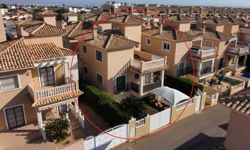 Detached south facing villa with garage, large terrace, communal pool, gated community and exceptional amenitiesDiscover this wonderful 3 bedroom, 2 bathroom detached villa, designed to offer you maximum comfort and style. Located in a gated community, this property has its own garage in the basement, providing convenience and security.Enjoy the terrace and solarium, perfect for relaxing while you delight in the stunning south orientation that guarantees natural light throughout the day. The villa offers access to a communal pool, ideal for cooling off on warm summer days.Its location is unbeatable: just a few steps from the Consum store and just 2 km from the beach, where you can enjoy the sun and the sea. In addition, golf lovers will be pleased to know that there are golf courses just 4 km away.It is sold fully furnished, ready for you to move in and start enjoying your new home immediately. This villa is the dream retreat that combines luxury, comfort and proximity to the best attractions in the area.Don't miss the opportunity to acquire this gem in a privileged setting. Your new home awaits you!