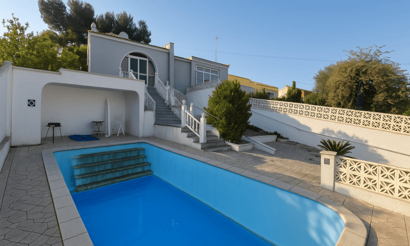 Semi-detached single-story house on a 700 m2 plot located in a quiet residential area, walking distance to all amenities, such as the bus stop, shops, restaurants, and more. 2 km from the Zenia Boulevard Shopping Center, 3 km from the beaches of Torrevieja and Orihuela Costa, La Zenia, Punta Prima, and Playa Flamenca. 2 km from the golf courses of Villamartin, Las Ramblas, and Campoamor.The house is built on one floor. Its interior has been completely renovated. It has a living room with an open kitchen, two double bedrooms, and a full bathroom with a shower.The rear part of the plot has been completely renovated and paved, while the front part, where the pool is located, remains to be renovated.