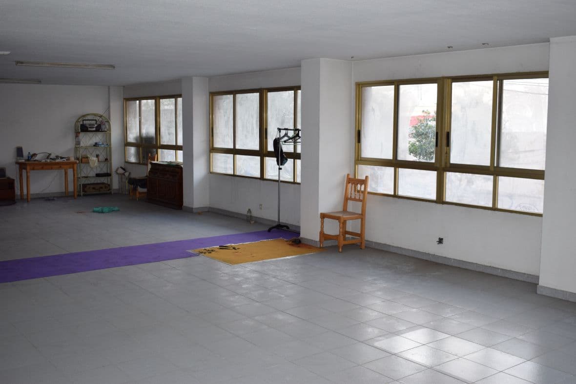 This place, a real treasure, is strategically located with the bus stop at the door, a garage across the street and even a convenient parking garage in Plaza America, all just around the corner! Doesn't it sound great?This cozy two-story storefront has windows that look out onto the everyday life of the street. It's like a blank page waiting to be written with your dreams. Have you thought about converting it into tourist housing? Its proximity to the Renfe train station and easy access from the highway makes it perfect for welcoming travelers eager to explore Alicante.But the magic doesn't end here. This space is more than just four walls, it is an opportunity waiting to be seized by those with grandiose visions. Whether they are brave-hearted entrepreneurs, companies ready to grow, freelancers with big dreams or savvy investors, this place has something for everyone.So what do you say, are you ready to bring your dreams and projects to life in the heart of Alicante? This location is not just a space, it's a palpable opportunity!Come and meet us and we will be happy to help you.