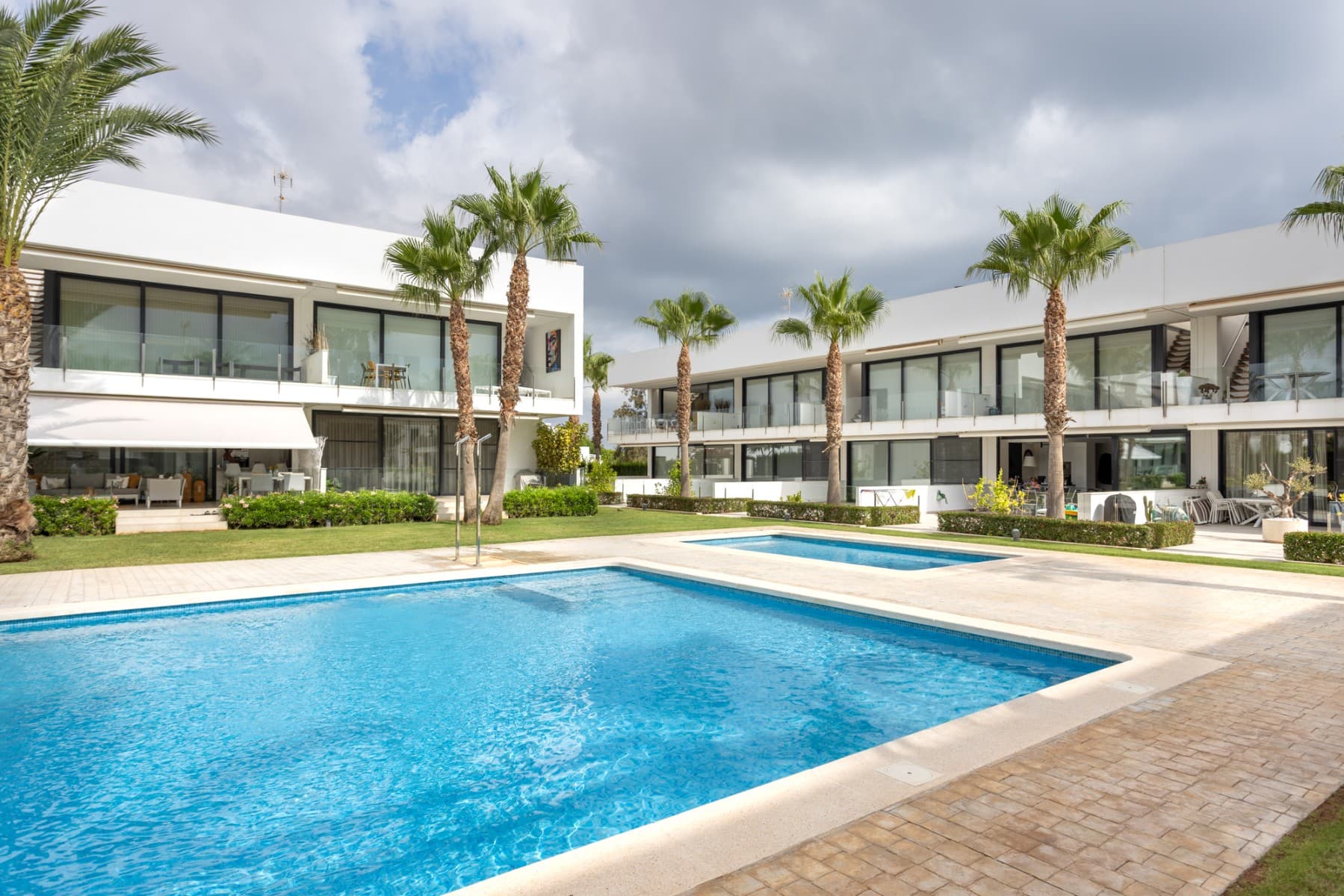 We present this beautiful property, located on the first floor of a modern, well-maintained building in the charming coastal town of Mar de Cristal, known for its peaceful atmosphere, proximity to the Mar Menor, and excellent connections to amenities and entertainment venues. With a built area of 113 m², this apartment stands out for its natural light, functional layout and excellent condition, making it ideal for moving into without renovation. Layout and spaces: 3 spacious bedrooms with fitted wardrobes, perfect for families or those needing extra space to work from home. 2 complete bathrooms, one en suite, designed with modern, high-quality materials. Elegant living-dining room with direct access to a private terrace, perfect for enjoying the Mediterranean climate. Open plan kitchen, fully equipped with all necessary appliances and a breakfast bar, ideal for meetings and informal dining. Separate laundry room and storage room provide functionality and extra storage space. Extras and equipment: Air conditioning is installed and pre-installed in the other rooms. Fully furnished and ready to move into. Armored door for extra security. Intercom. Access to a fantastic communal swimming pool and sun terrace, ideal for relaxing on summer days. Private parking space and storage room included in the price. Prime location: Just a 5-minute walk from the beaches of the Mar Menor. 30 minutes drive from the nearest airport. Within walking distance of restaurants, shops, supermarkets and entertainment venues (10 minutes). Close to prestigious golf courses (10 minutes), such as La Manga Club. With a south-facing position, this property enjoys excellent natural light throughout the day, making it a warm, welcoming and highly energy-efficient home.