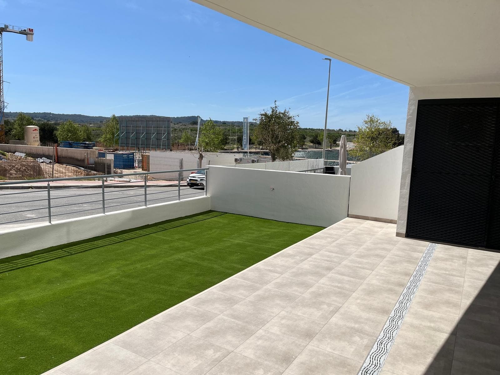This modern 2 bedroom, 2 bathroom apartment is located in San Miguel de Salinas, in an excellent location close to all amenities and leisure areas.

 With a built area of 75 m², the house features a fully equipped open kitchen, a bright living room and two bedrooms, and access to a private veranda and a private garden overlooking a covered terrace of 30 m² and a spacious garden of 40 m² with panoramic views of the park.

 Highlights: 2 built-in wardrobes Furnished Equipment included Air conditioning and pre-installation for air conditioning Secure door and intercom Located on the ground floor with easy access

 Ideal location: Only 15 minutes from the beach 40 minutes from the airport 10 minutes from the golf course 10 minutes from recreational areas and amenities

 Perfect for both permanent living and holidays. Ready to move in!
