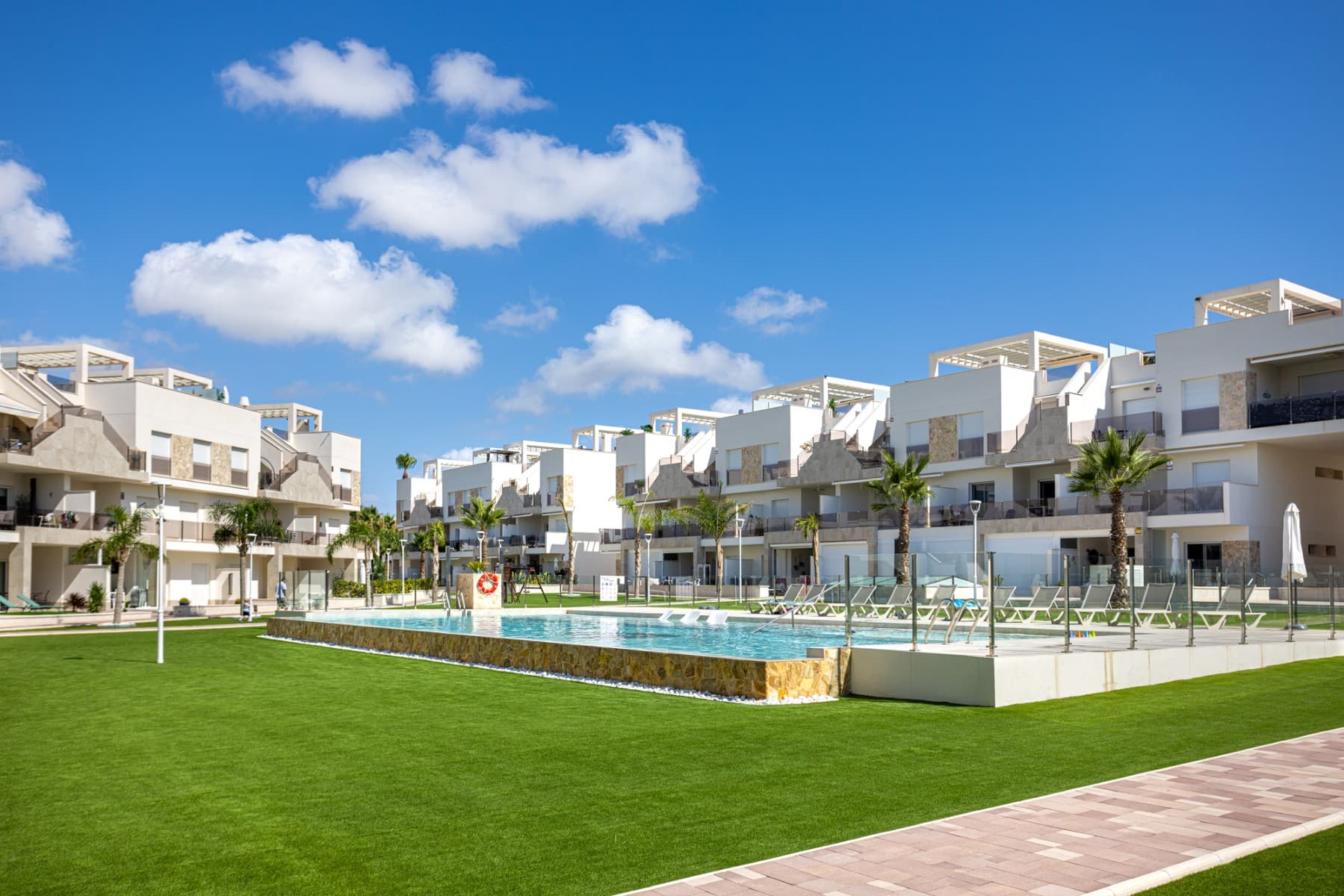 We present this beautiful home, located in one of the most sought-after residential areas of Guardamar del Segura, just five minutes from the beach, with easy access to amenities, leisure areas, and nature. This spacious 103 m² apartment is located on the first floor of a modern building built in 2023 with an elevator, in a residential complex with a communal pool and extensive gardens.

 The house stands out for its functional and bright design, with a layout designed for everyday comfort. It has three double bedrooms, all with fitted wardrobes, providing ample storage. The master bedroom has access to an en-suite bathroom, and a second bathroom serves the rest of the house.

 The open-plan kitchen is fully equipped with modern appliances and integrated into a spacious and inviting living-dining area, ideal for enjoying time with family or friends. The living room opens onto a private southwest-facing terrace overlooking the pool, perfect for relaxing at sunset and enjoying the Costa Blanca's warm year-round climate.

 The property is furnished and move-in ready. It features air conditioning, a security door for added safety, and an intercom. There's also a private parking space in the basement of the building, easily accessible and with ample space for one car.

 The residential complex has landscaped communal areas and a communal swimming pool, ideal for enjoying the summer without having to leave the house.