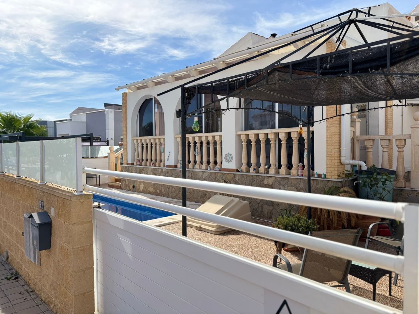 Discover this beautiful detached villa in a quiet residential area of Sierra Golf (Avileses), ideal for both permanent residence and a holiday home. With a built area of 152 m², this property combines space, natural light, and functional design. Layout and interior spaces The house has a total of three double bedrooms, all with fitted wardrobes, for a comfortable and well-organized living environment. The master bedroom has an en-suite bathroom and direct access to the terrace. There are 3 complete bathrooms, elegantly finished with high-quality materials. The living area is located on one floor and consists of 2 bedrooms, 2 bathrooms, a living room and a separate kitchen. The separate kitchen, fully equipped with modern appliances, offers a practical and inviting workspace, perfect for culinary enthusiasts. The living/dining room is spacious and bright, with a wood-burning stove that adds warmth and a cozy atmosphere during the winter months. Then you can go to the basement, which has its own entrance, where you will find a spacious storage room, as well as another apartment with its own living room, kitchen, bedroom and bathroom. Outdoor spaces and recreation The exterior is one of the main attractions of this home. Enjoy a spacious, carefully landscaped private garden with green areas and ideal spots for relaxation. At the center is a private pool, perfect for cooling off in the summer, surrounded by ample space for sun loungers and an outdoor dining area. The covered veranda invites you to enjoy family dinners or quiet evenings, while the roof terrace offers unobstructed views and complete privacy. The property also includes on-site parking. Facilities and comfort The house is delivered furnished and equipped with air conditioning, fans, a wood-burning stove, appliances, and everything you need to move in immediately. Its excellent west-facing location guarantees natural light throughout the day. Prime location Located in a quiet but easily accessible area: 25 minutes from the beaches of the Mar Menor 25 minutes from the airport 12 minutes from recreation areas, restaurants and shops 8 minutes from prestigious golf courses A charming, functional villa with character, combining modern comfort with Mediterranean style. Perfect for those looking for a home where they can enjoy the sun, tranquility, and lifestyle of southeastern Spain.