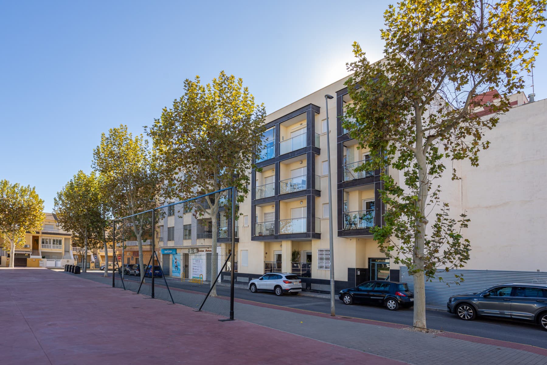 We present this magnificent apartment located on the third (top) floor of a building with an elevator, situated in a quiet and well-connected area of Los Montesinos. With 78 m² of living space, this home combines comfort, functionality, and contemporary style, offering an ideal space for year-round living or enjoying holiday stays.Spacious and Well-Distributed Rooms:Upon entering the apartment, you are greeted by a bright and airy atmosphere thanks to its east orientation, which guarantees sunlight and natural light throughout the day.The living-dining room flows seamlessly into the open-plan kitchen, creating a fluid and welcoming space, perfect for everyday living or entertaining guests.The apartment features two bedrooms with free standing wardrobes, as well as an extra built in wardrobe in the hallway, offering ample storage without sacrificing usable space.It also has two full bathrooms (one with full bath, the other with shower), designed for the comfort and practicality of the whole family.Outdoor spaces that invite you to relax:The apartment's balcony is ideal for enjoying the fresh air, reading, having a coffee, or simply relaxing at sunset.The building also offers a communal solarium, perfect for sunbathing and enjoying the unobstructed views, as well as a barbecue area for sharing unforgettable moments with friends or family.Also on the solarium is a seperate area with a communal swimming pool where you can cool off on warmer days, two new aluminium shade areas, and breathtaking views of the surrounding countryside.In addition, the building features:ElevatorIntercomPrivate garage - 2 parking spaces are includedThe apartment is delivered furnished and equipped with appliances, so it is completely ready to move into. It also has air conditioning, guaranteeing comfort at any time of year.Strategic Location:Its location is perfect for those seeking tranquility without sacrificing amenities and leisure activities:15 minutes from the beach40 minutes from the airportJust 3 minutes walk from entertainment areas, restaurants, and shops10 minutes from the golf course, ideal for golf enthusiasts