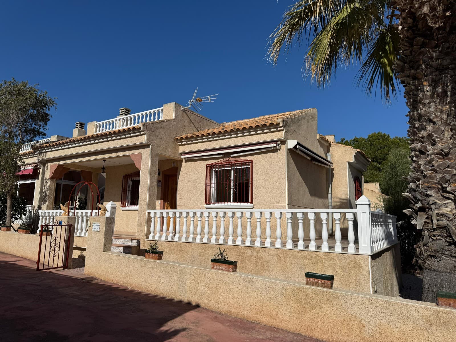 Discover your new home in Montemar, Algorfa! This charming, south-facing detached villa offers you the tranquility you've always wanted. With 84 m² built, the house has 3 bright bedrooms and a bathroom, perfect for families or those looking for a cozy space. Built in 2000 and in good condition, this property is a gem ready to be visited.

Enjoy a large solarium where you can relax and sunbathe at any time of the year. In addition, you will have access to a community pool ideal for cooling off on hot days. Located in a quiet community, you will be just a few minutes by car from a variety of services, guaranteeing comfort and convenience.

Don't miss the opportunity to live in this wonderful detached villa that combines serenity and proximity to everything you need. Come visit it whenever you want and fall in love with your future home!

