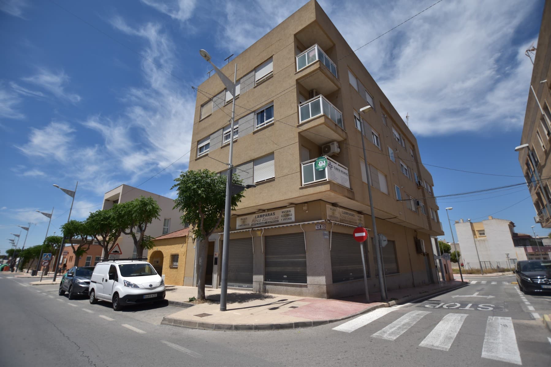 Unique opportunity in Rojales! This spacious 105m² apartment, located in the vibrant and multicultural town of Rojales, is ideal for both residential and commercial use. With three large bedrooms and two bathrooms, this property offers a bright and welcoming atmosphere. The property, built in 1996 and in good condition, has a lift and south orientation, ensuring excellent natural lighting throughout the day.

Located in an area with various services within walking distance of the property, this apartment is perfect for those looking for comfort and accessibility. Previously used for commercial purposes, it offers unique versatility for those who want to establish their business or enjoy a spacious and well-located home. Don't miss this opportunity and come discover everything this apartment has to offer!