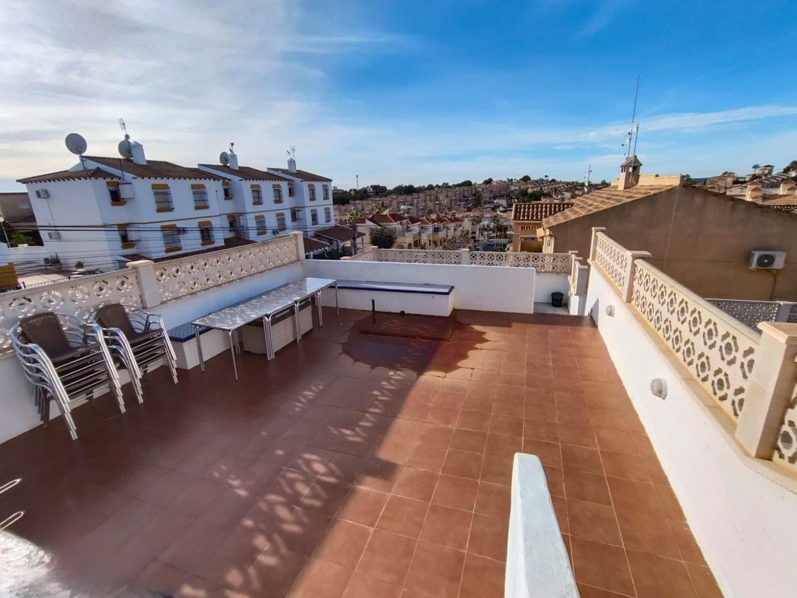 

2-bed, 1-bath apartment in San Miguel de Salinas, located in a quiet residential area with communal pool. Slightly dated inside but in very good condition throughout.

Features a spacious layout, a large private solarium with open views, and a bright living area. Walking distance to amenities.

Approx. 15 mins to the coast, 10 mins to golf, and 45 mins to Alicante Airport.

Great potential as a holiday home or rental investment.

