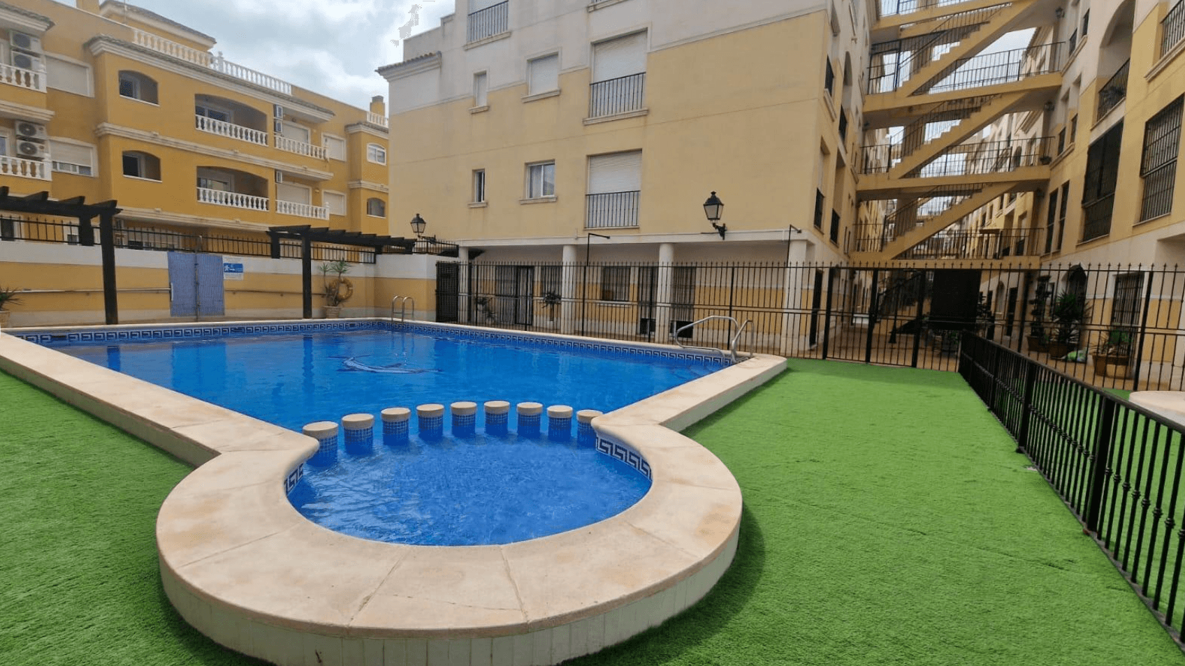 2-Bedroom Apartment with Pool in Formentera del Segura

Bright and spacious first-floor apartment with lift access, located in a quiet residential complex. Features include a separate kitchen with utility room, living-dining area with terrace, 2 double bedrooms (master en-suite), and 2 bathrooms.

The complex offers 2 communal pools, gardens, a large solarium, and underground parking. Storage rooms available separately.

Close to amenities, golf, and just 10 minutes to the beach. Well-maintained and ideal for holidays, permanent living, or rental.