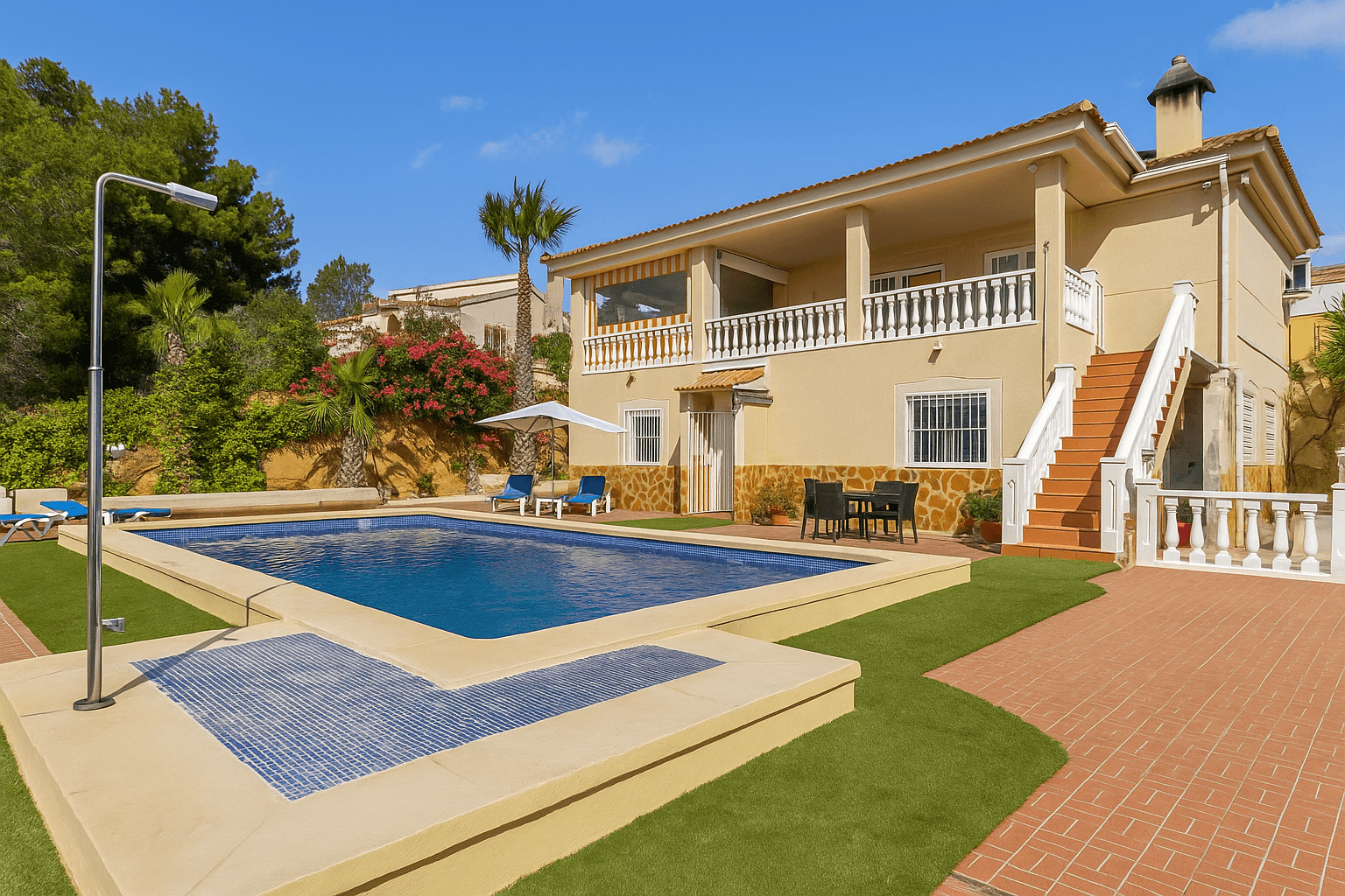 Spacious and elegant villa located in the sought-after area of Lomas de Juliana, known as the “Beverly Hills” of the Vega Baja. Set on a 1,040 m² plot, the property features 3 bedrooms, 2 bathrooms, guest WC, large living-dining room with fireplace, and an independent kitchen with utility room.

Includes wraparound terrace with open views, private pool, garden, and private driveway. Bonus room ideal as 4th bedroom or office.

Close to La Finca Golf, Algorfa village, and just 20 minutes from the beach. Air conditioning throughout. Partially furnished (subject to offer).