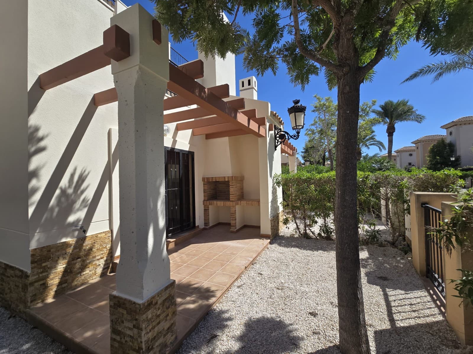 Semi-detached 3-bed villa in Paradise Golf, Algorfa.

Located just minutes from La Finca Golf, this well-kept home features 3 double bedrooms, 2 bathrooms (1 full + WC with shower), a spacious living room with fireplace, independent kitchen with utility room, and a private rooftop solarium.

Includes front garden with parking, rear terrace with BBQ, and access to a communal pool in a gated community. Freshly painted and sold unfurnished. Plot: 63 m². Built area: 100.68 m².

Close to amenities, Benijófar, Ciudad Quesada and 15 mins to Guardamar beach.