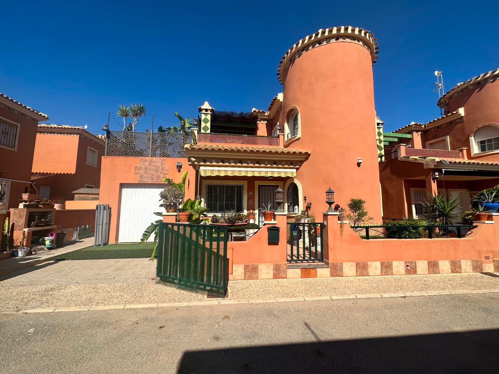 New listing ! South facing Villa with 3 bedrooms 2 bathrooms, garage, garden and terrace in the heart of Playa Flamenca