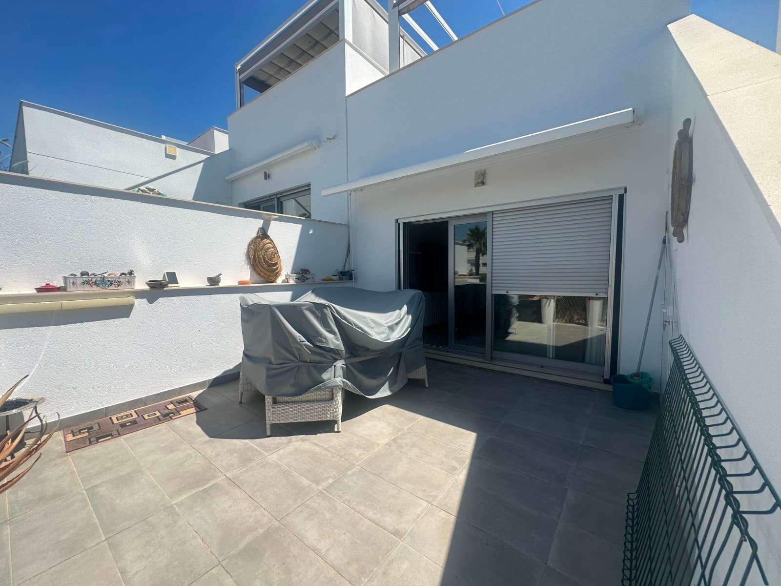 New listing ! Superb top floor apartment in the sought after Vistabella golf complex Residencial Capri 4.

The apartment consists of an open plan living space with kitchen, 2 double bedrooms , 2 bathrooms (master en suite) , west facing terrace overlooking the landscaped gardens and a sun drenched solarium with awnings and built in storage .

The property comes fully furnished and benefits of air conditioning 

Community fee €60 per month 

Suma €227 per year