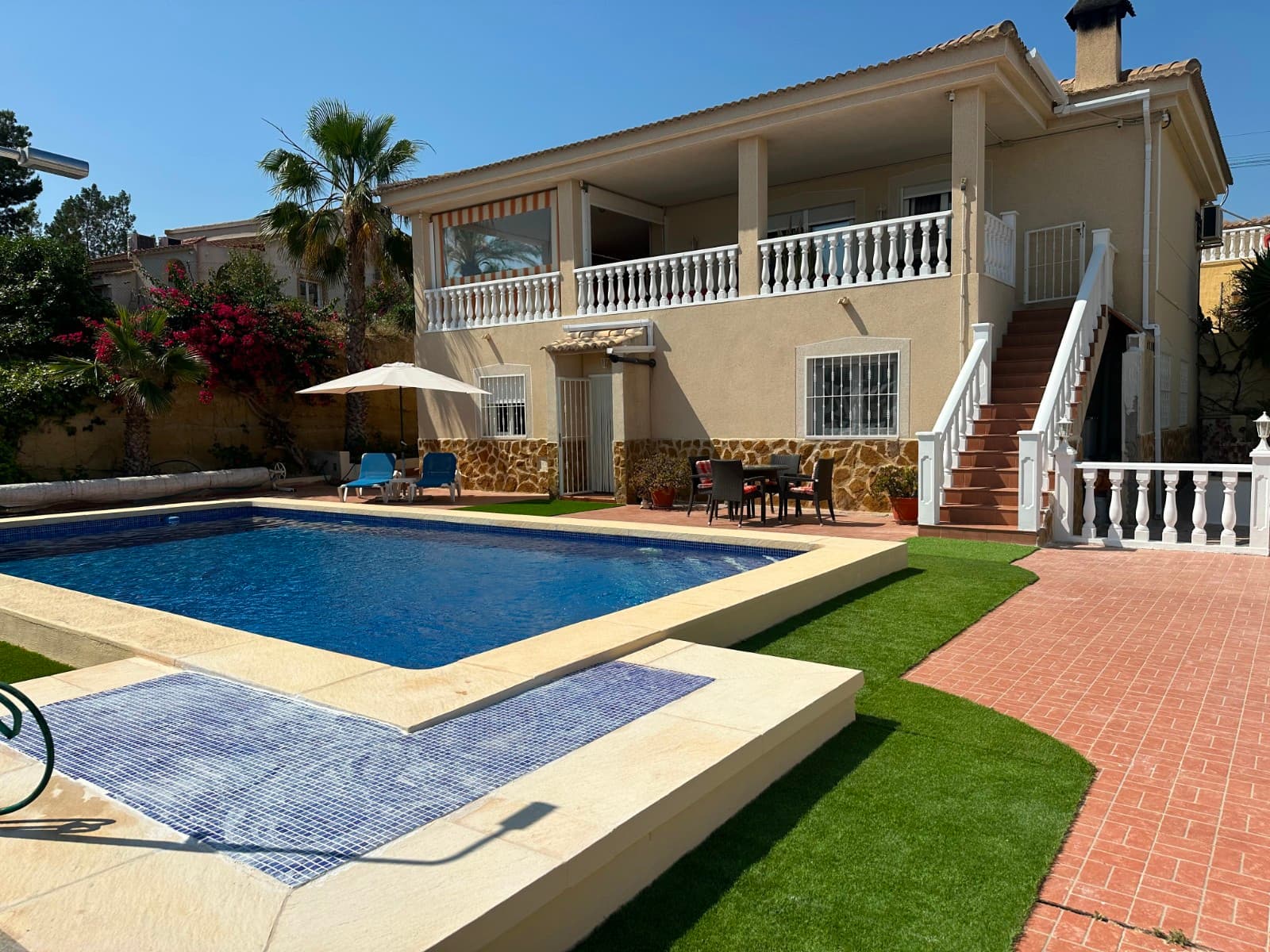 We bring you this magnificent detached Villa in the prime area of Lomas de Juliana in Algorfa , across from the 5 star Finca golf resort and in a convinient location 2km to Algorfa village, 5 min to ciudad Quesada and 25 min to Alicante airport.

The property was built by the current owners and designed for comfort living; split in 2 levels , on the top floor you have the living area with kitchen , utility area,guest toilet and superb wrap around terrace with amazing views to the mountains, surroundings, pool and garden. As you go downstairs, you will find 3 bedrooms , master en suite and a separate bathroom and storage room. From this floor there is a door to the garden and pool. 

The property benefits of a high generous plot in a prominent position within the urbanization , making it a very desirable home whether for holidays or permanent. There is no community fee and the IBI tax is under €600 per year.

The driveway has space for up to 4 cars and a carport in one side . Space and charm definetely define this Villa, we recommend early viewing .
