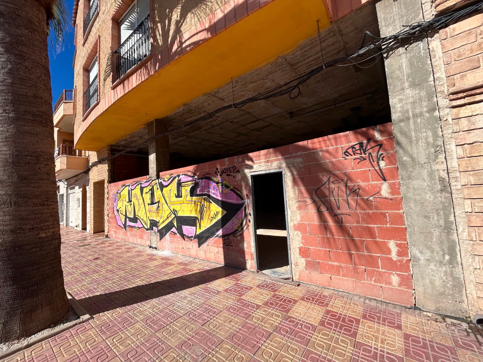 This large commercial unit in the heart of Jacarilla offers a fantastic opportunity for business investment. With 323m² of usable space, it features a generous open-plan area ideal for a variety of business ventures, plus a small room at the back with a bathroom.The property is located directly on the main road, ensuring excellent visibility and easy access for customers. While it requires a full renovation, its size, location, and potential make it a great project for those looking to establish or expand their business in a prime village setting.