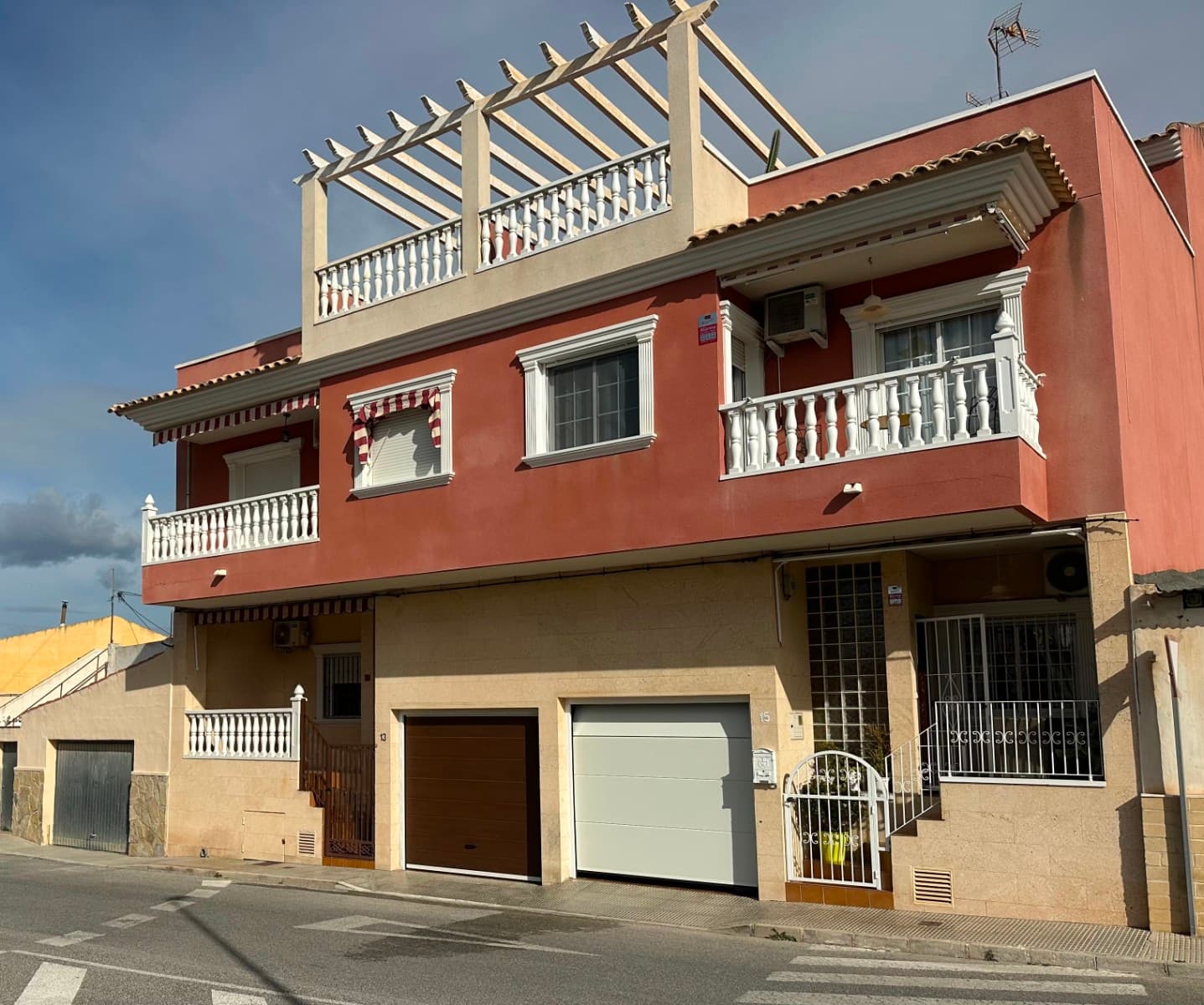 New listing ! This three-storey townhouse is located in Bigastro, Alicante, and enjoys a desirable southwest orientation that fills the home with natural light throughout the day. The property is thoughtfully laid out to combine comfortable family living with generous outdoor spaces and open views.On the ground floor, the entrance leads into a bright living area that flows naturally into the kitchen, creating a practical and welcoming main living space. This level also includes a bathroom and direct access to both outdoor areas: a front terrace that catches the afternoon sun, and a small, more private terrace at the rear, ideal for quiet moments or outdoor dining. A private garage on this floor adds convenience and secure parking.The second floor is dedicated to rest and privacy, offering three spacious bedrooms, all with ample wardrobe space. The main bedroom benefits from an ensuite bathroom, while two of the bedrooms share access to a balcony, providing an inviting spot for fresh air and natural light.Stairs from this level lead up to the private solarium, a standout feature of the home. From here, open mountain views create a peaceful setting, perfect for sunbathing, relaxing, or entertaining while enjoying the Mediterranean climate.Overall, this townhouse offers well-proportioned interiors, excellent outdoor areas, and a bright southwest orientation in a pleasant residential area of Bigastro.