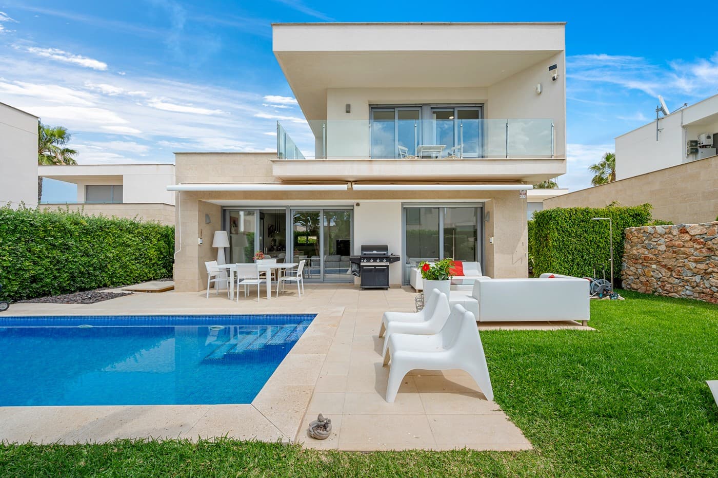 This recently refreshed villa offers everything you’re looking for in a comfortable and stylish home under the sun. The property features 3 spacious bedrooms and 2 modern bathrooms, one of which includes a separate laundry area.

The bright and spacious living room flows seamlessly into the open kitchen, which is equipped with additional built-in cabinets along the entire wall – perfect for extra storage and a sleek finish. The entire interior has been recently repainted and regrouted, making the home move-in ready.

Enjoy outdoor living all year round thanks to the heated private pool, surrounded by a beautifully landscaped garden with real grass and decorative plants. A high-quality 12m² wooden garden house provides extra storage or can serve as a hobby space.

A unique feature of this home is the osmosis water system that provides purified water throughout the entire house – a real added value for comfort and health. In addition, all windows are extra secured for your peace of mind.

The location is ideal: just a 5-minute walk to the golf course and the cozy clubhouse. Whether you're an avid golfer or simply looking for peace and luxury close to all amenities – this villa has it all.