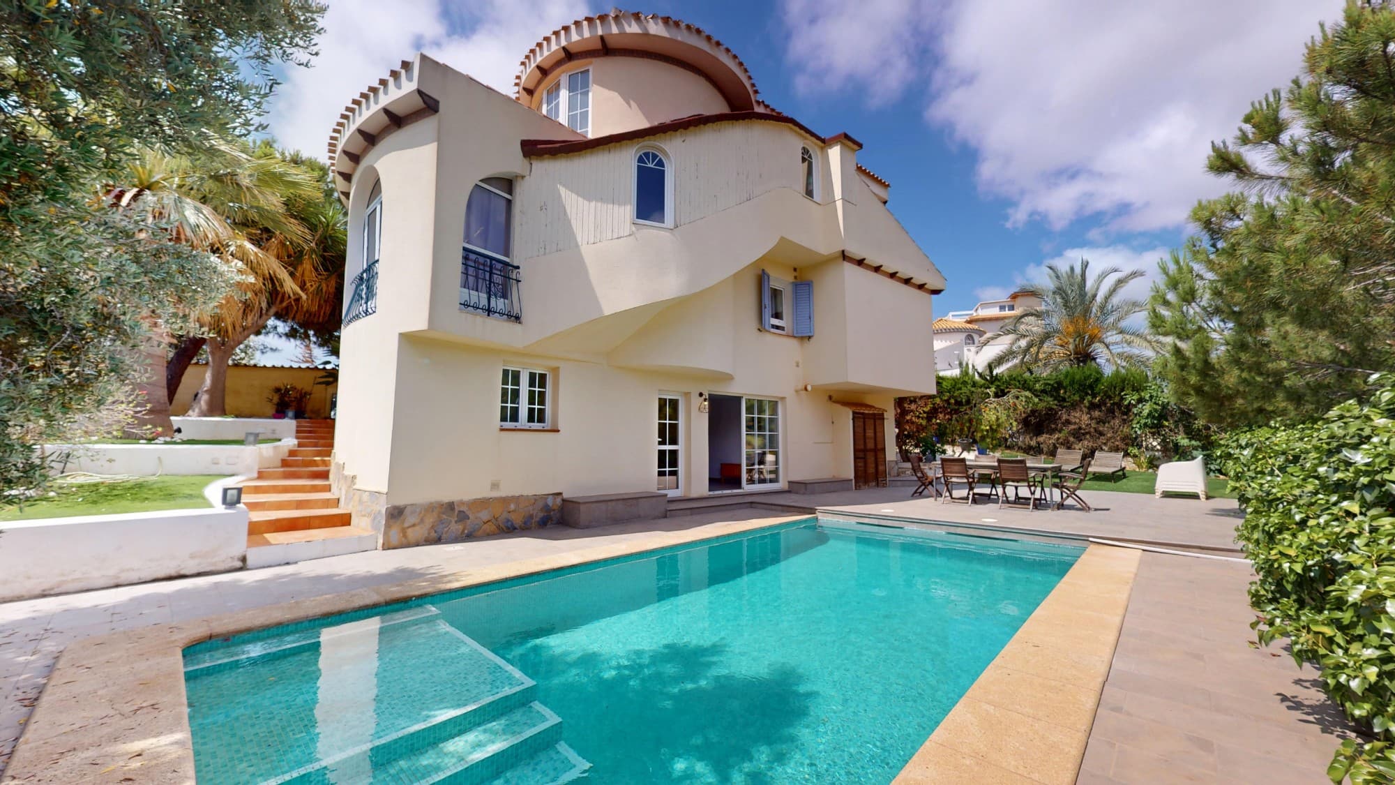 This spacious and move-in ready villa in Orihuela Costa offers everything needed for comfortable living on the Costa Blanca. The property features five full-sized bedrooms and three complete bathrooms, including a luxurious bathroom with jacuzzi. Spread over multiple levels, the villa offers bright, open living spaces, a fully equipped kitchen, and several lounge areas.

Outside, you’ll find a large private pool, various sun terraces, and a well-maintained garden with plenty of space to relax and enjoy the Mediterranean climate. The home is equipped with air conditioning and central heating for year-round comfort.

Located just a short distance from shops, restaurants, golf courses, and the coastline, this villa is a standout in one of the most sought-after areas of southern Spain.