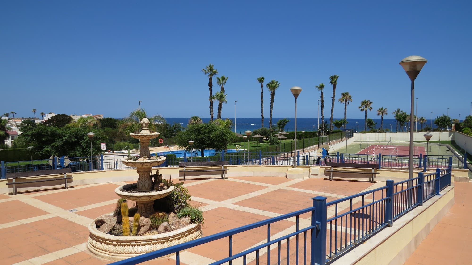 Welcome to this beautifully located 2-bedroom apartment in sunny Mil Palmeras, just 250 metres from the beach. Perfect for those looking for a comfortable place to stay on the Costa Blanca, surrounded by tranquillity and amenities.



Features of the apartment:

2 spacious bedrooms1 full bathroom + additional guest toiletSouth-facing terrace of no less than 40 m² – ideal for enjoying the Spanish sun, al fresco dining or simply relaxing.Modern open-plan living space with lots of natural light

Extras & Communal facilities:

Communal swimming pool for adults and childrenJacuzzi for ultimate relaxationTennis court for sporting momentsUnderground parking and private storage included

Location:

This apartment is within walking distance of lively bars, excellent restaurants and all necessary amenities. Whether you are looking for a second home, an investment property or your dream home by the sea, this location has it all.



Suma: 500 euro/year

Community fees: 1200 euro/year